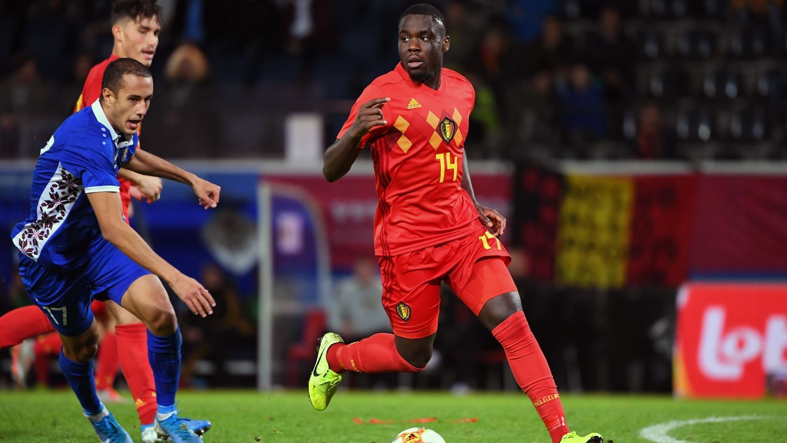 
                <strong>Orel Mangala</strong><br>
                Belgiens Mittelfeldmotor kennt man auch in Deutschland bestens. Es ist Orel Mangala von Bundesliga-Aufsteiger VfB Stuttgart. Der 22-Jährige wurde einst auch beim RSC Anderlecht ausgebildet und landete über die Zwischenstation Borussia Dortmund im Sommer 2017 beim VfB. Nachdem er in der Saison 2018/19 an den HSV verliehen war (29 Zweitliga-Spiele), bestritt Mangala in der zurückliegenden Spielzeit ebenso 29 Zweitliga-Spiele für die Stuttgarter und verhalf den Schwaben wesentlich zum Wiederaufstieg. In Belgiens U21 gehört der Sechser mit bislang elf Länderspielen schon zu den routinierteren Spielern. Bei den beiden zurückliegenden EM-Qualifikationsspielen gegen Moldawien und in Deutschland stand Mangala jeweils in der Startelf. 
              