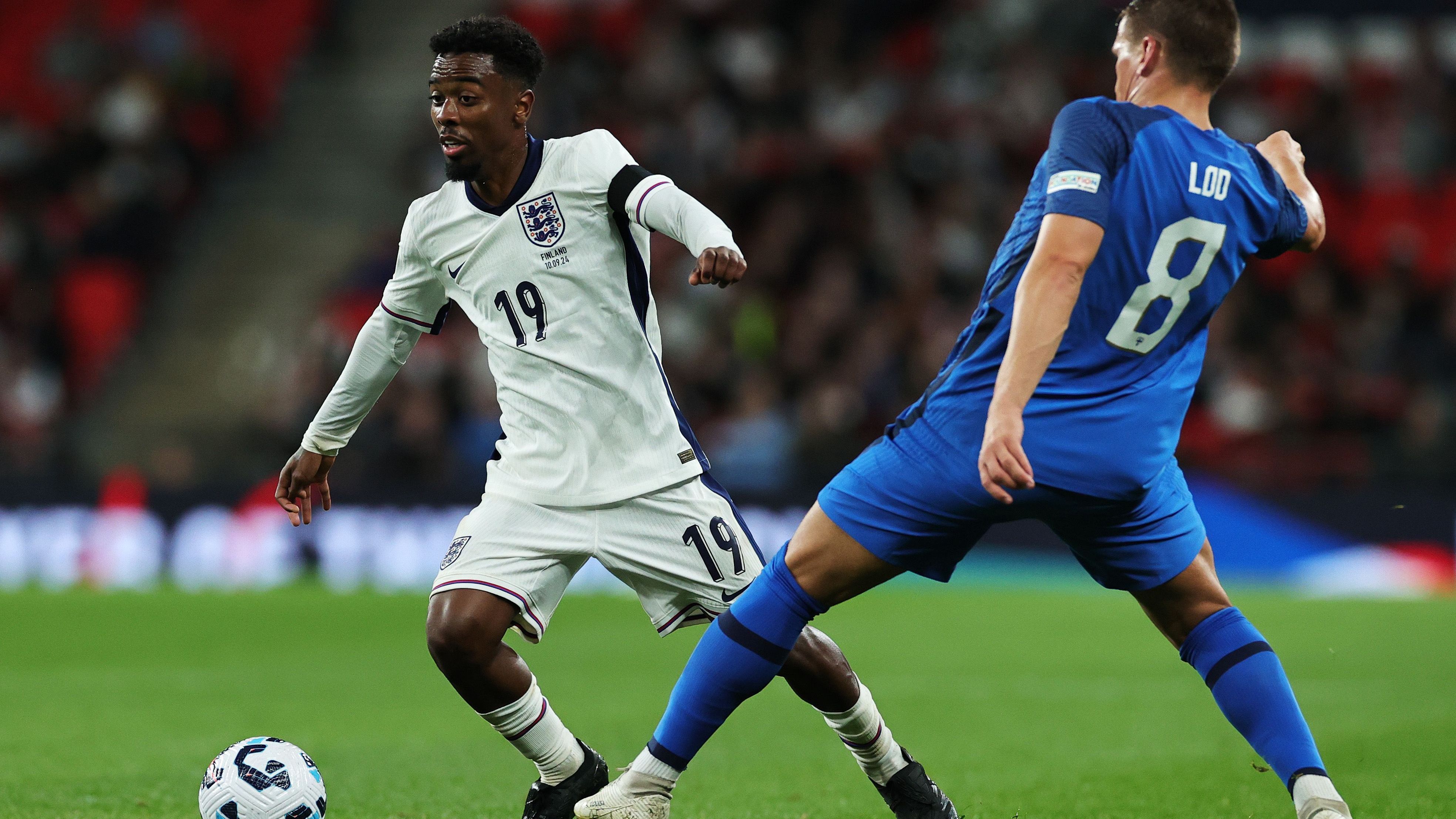 <strong>Angel Gomes (OSC Lille)</strong><br>Mittelfeldspieler Angel Gomes feierte kürzlich sein Debüt in Englands Nationalmannschaft. Spielt der Senkrechtstarter der "Three Lions" ab dem Sommer 2025 in der Bundesliga? Laut "Sun" soll Borussia Dortmund am 24-Jährigen interessiert sein, der aktuell bei OSC Lille in Frankreich unter Vertrag steht. Demnach schielt der BVB ...