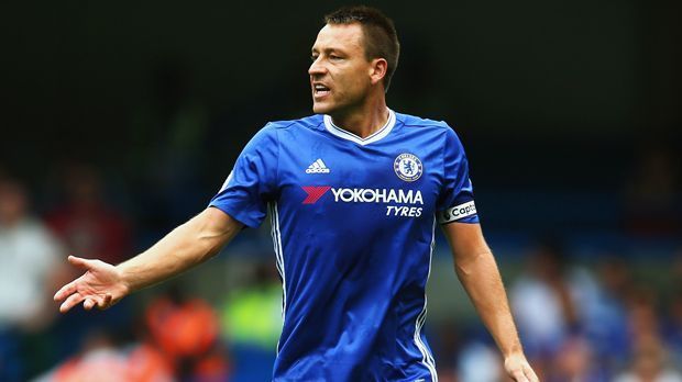 
                <strong>John Terry (FC Chelsea)</strong><br>
                John Terry (FC Chelsea): Für den 35-Jährigen könnte es derzeit kaum besser laufen. Im Mai bekam er einen neuen Vertrag bei seinem Herzensverein, für den er seit der Jugend spielt. Der neue Coach Antonio Conte setzt auf den Routinier weiterhin als Kapitän und Abwehrchef. Selbst der neue Nationaltrainer Sam Allardyce stellte Terry eine Rückkehr in Englands Nationalelf in Aussicht. 
              