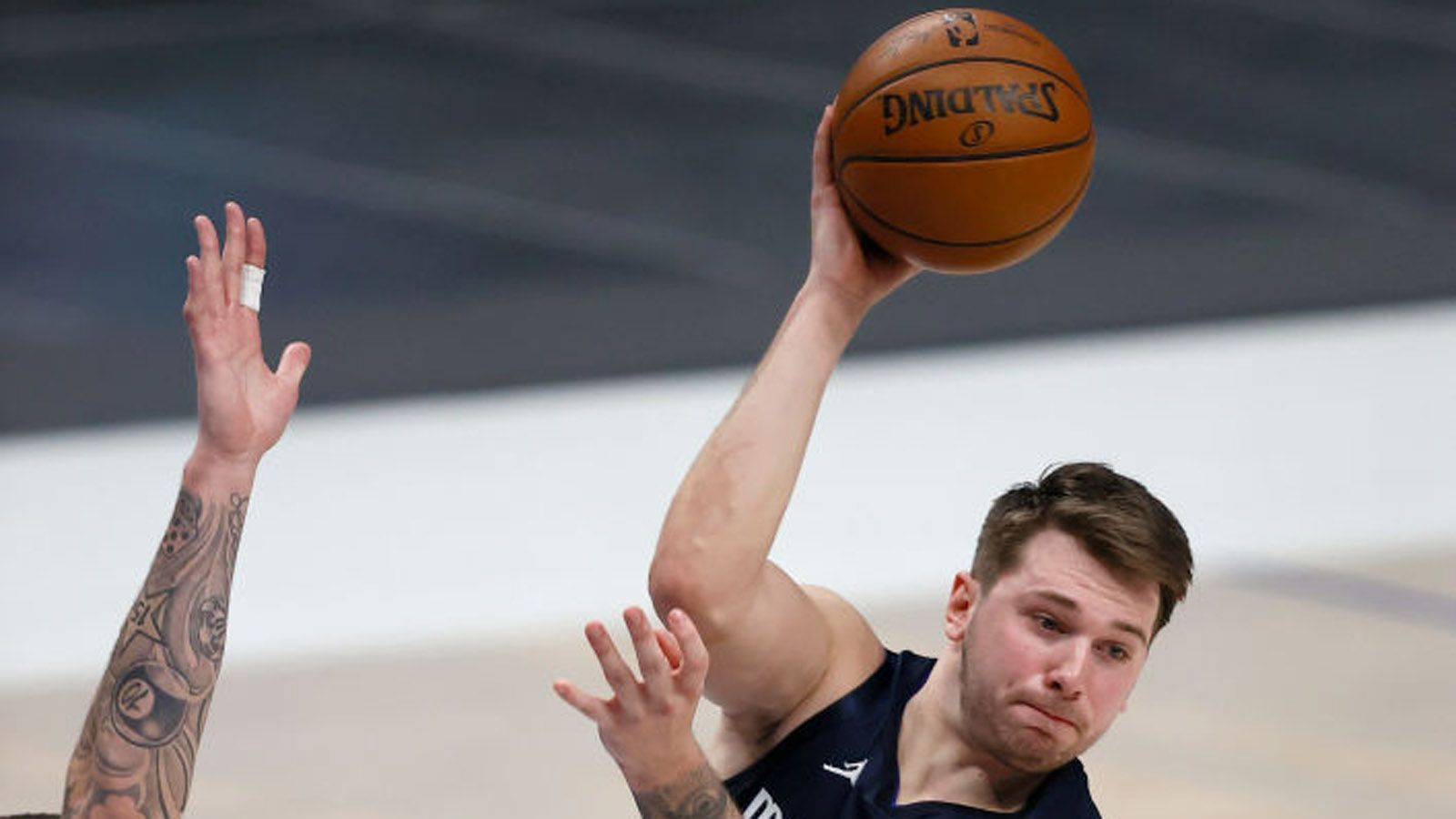 
                <strong>Luka Doncic: Seine Rekorde und Meilensteine mit 22 Jahren</strong><br>
                Spanischer Meister, Euroleague-Sieger, Euroleague-MVP. Bereits vor seiner NBA-Karriere legte Doncic im Trikot von Real Madrid eine Karriere hin, um die ihn wohl ein Großteil der Basketball-Profis beneiden dürften. Im Draft 2018 wurde er an dritter Stelle von den Dallas Mavericks ausgewählt und sorgt seither in der besten Basketball-Liga der Welt beinahe wöchentlich für Furore. 
              