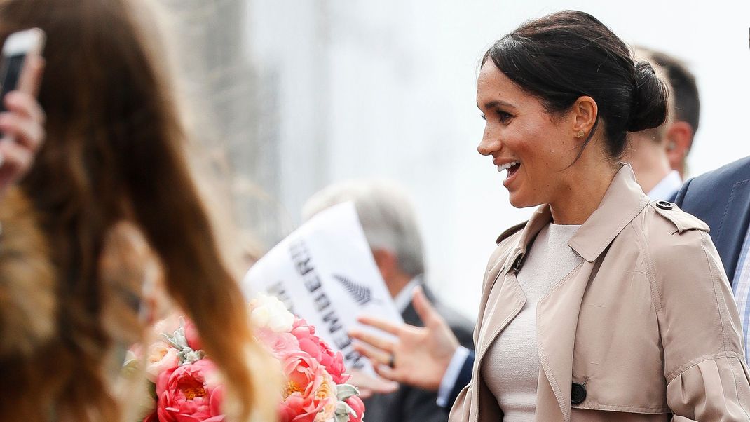 Meghan Markle setzt Trends: Ein Trenchcoat in Beige gehört zu den Must-haves im Herbst 2023. Wer Meghans Style liebt, trägt das Teil im Monochrome Look und setzt auf eine Farbe.