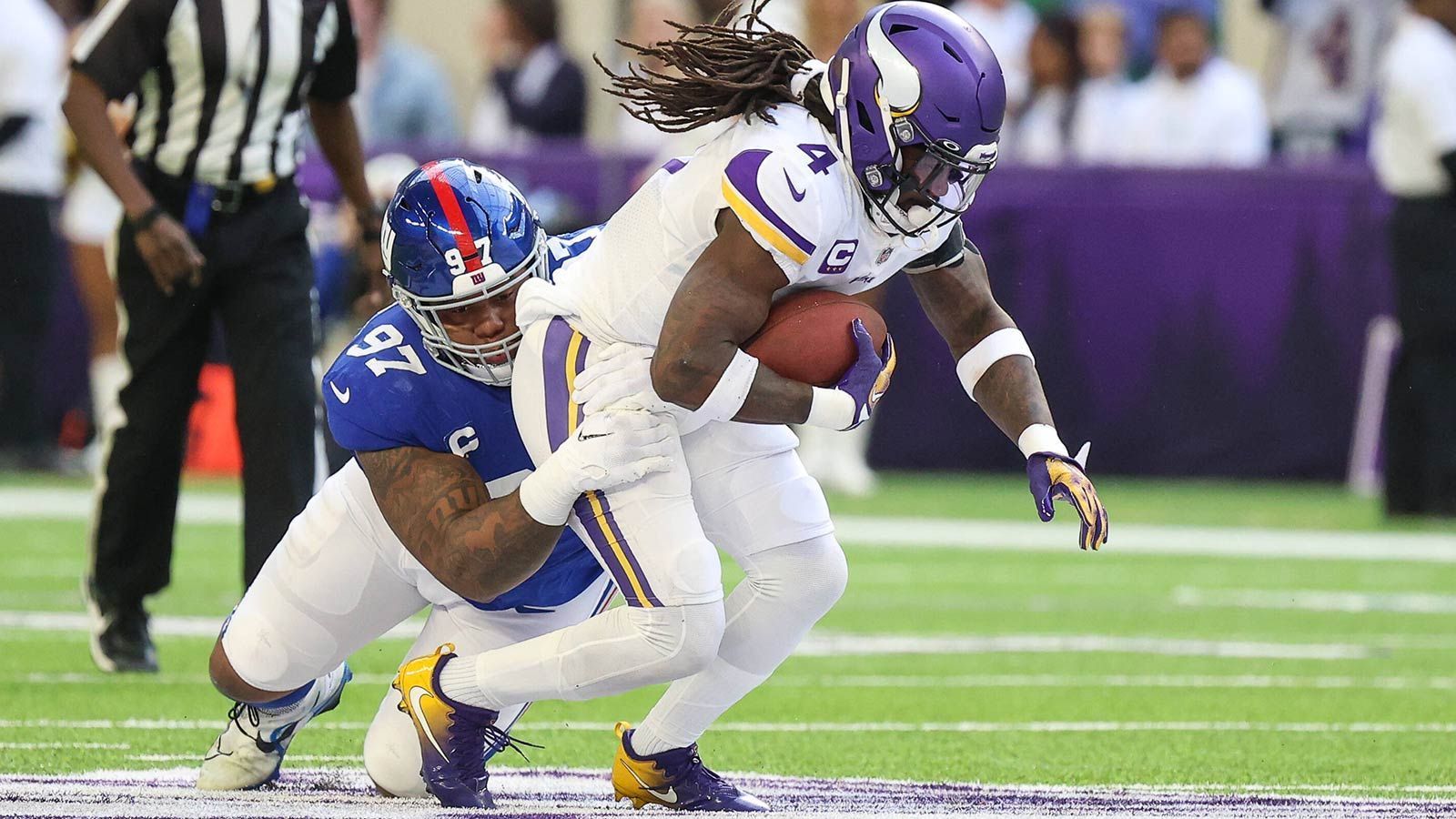 
                <strong>Minnesota Vikings - Dalvin Cook</strong><br>
                2022 konnte Dalvin Cook zum ersten Mal alle Spiele der Minnesota Vikings absolvieren. Trotzdem waren seine Zahlen nur unwesentlich besser als 2021, als er nur in 13 Spielen zum Einsatz kam. Da die Vikings für die kommende Saison kaum Gehaltsspielraum haben, würden neun Millionen Dollar weniger in den Büchern dem Team enorm helfen.&#x2022; Vor dem 1. Juni:<br/><br>&#x2022; Nach dem 1. Juni<br/><br>
              