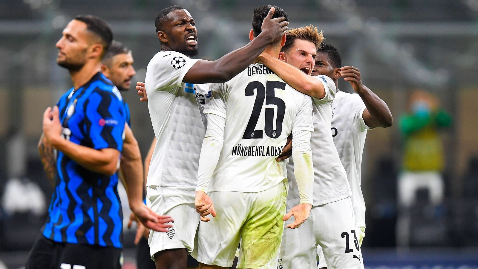 
                <strong>Thuram auch auf dem Platz souverän</strong><br>
                Das Manöver erwies sich am Ende als erfolgreich, was sich auch für die Fohlen als großen Vorteil herausstellen sollte: Thuram holte beim 2:2 gegen die Italiener den Elfmeter zum zwischenzeitlichen 1:1 heraus.
              