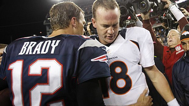 
                <strong>Tom Brady vs Peyton Manning</strong><br>
                Zwei Rekordjäger: Beide halten zahlreiche NFL-Rekorde - hier nur eine kleine Auswahl. Brady feierte die meisten Siege als Starting Quarterback mit einem Team (172 mit den Patriots) und als erster Spieler 50 Touchdown-Pässe in einer Saison (2007), Manning feierte die längste Siegesserie eines Starting Quarterbacks in regulären Saisonspielen (23 in den Saisons 2008 und 2009) und warf 2004 in fünf Spielen in Folge mindestens vier Touchdown-Pässe. Wir verneigen uns vor zwei der Größten, die dieser Sport jemals hervorgebracht hat.
              