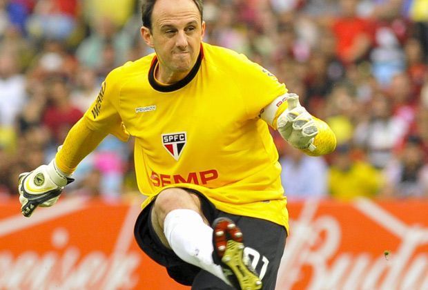 
                <strong>Rogerio Ceni (FC Sao Paulo)</strong><br>
                Torhüter können sehr wohl ihre Füße benutzen! Kult-Keeper Rogerio Ceni hat sich ein Denkmal gesetzt. In über 1000 Spielen für seinen Verein FC Sao Paulo hat er mehr als 100 Tore geschossen. Die "Mücke" ist somit der torgefährlichste Torwart der Welt. 
              