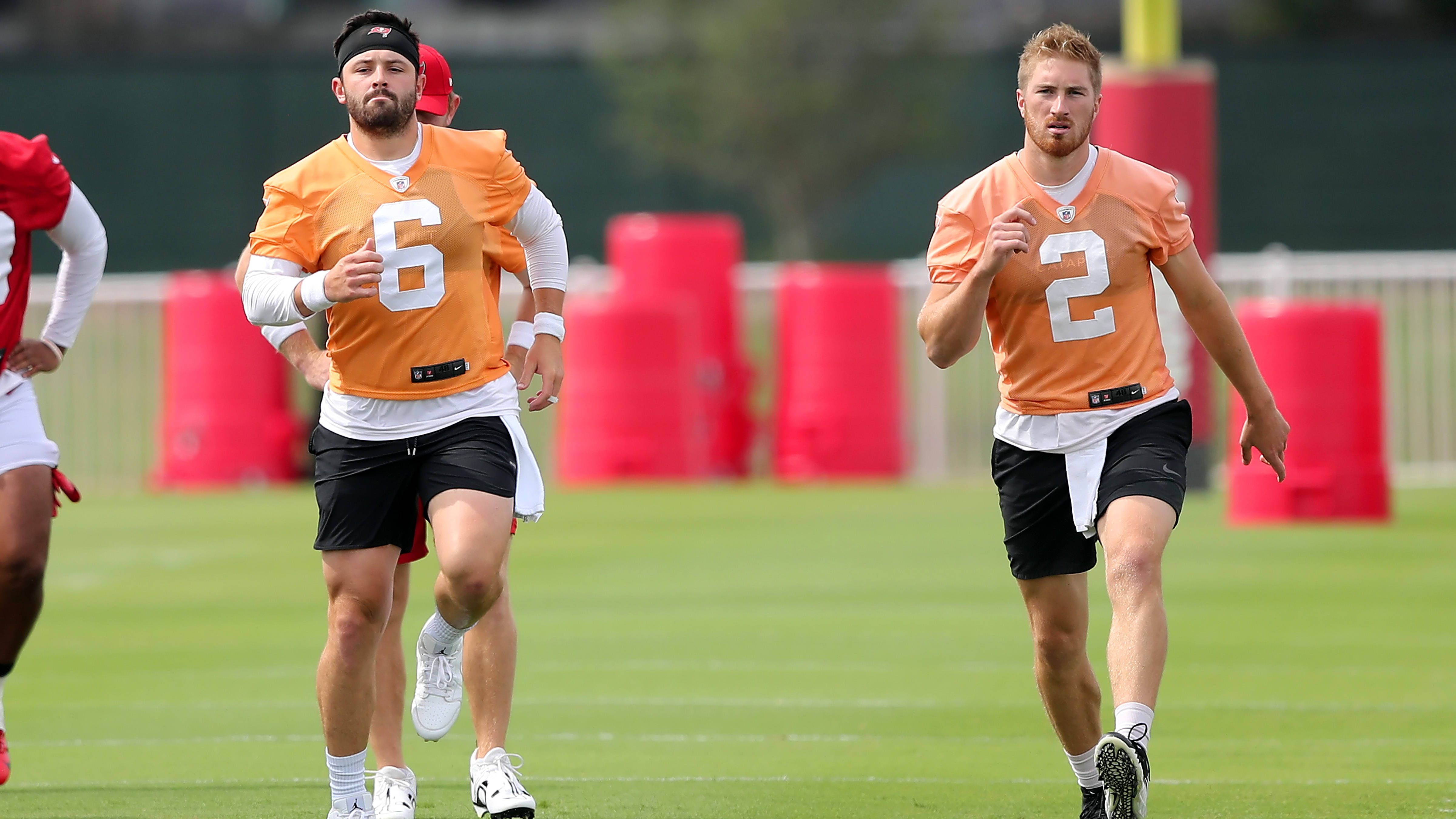 <strong>Tampa Bay Buccaneers: Baker Mayfield vs. Kyle Trask<br></strong>Eines der offeneren QB-Duelle. Trask (r.) lernte zwei Jahre hinter Legende Tom Brady, Mayfield (l.) absolvierte schon mehrere Spielzeiten als Starter. Laut "NBC Sports" hat Mayfield die Nase vorn und darf zunächst starten.<a href="https://www.ran.de/sports/american-football/nfl/news/preseason-live-vier-spiele-football-ranfootball-315001"> Wir zeigen drei Preseason-Spiele der Bucs live auf ran.de und Joyn</a>. Das erste findet <a href="https://www.ran.de/sports/american-football/nfl/livestreams/nfl-preseason2023-live-pittsburgh-steelers-at-tampa-bay-buccaneers-live-auf-joyn-und-rande-315003">in der Nacht auf Samstag gegen die Pittsburgh Steelers </a>statt.