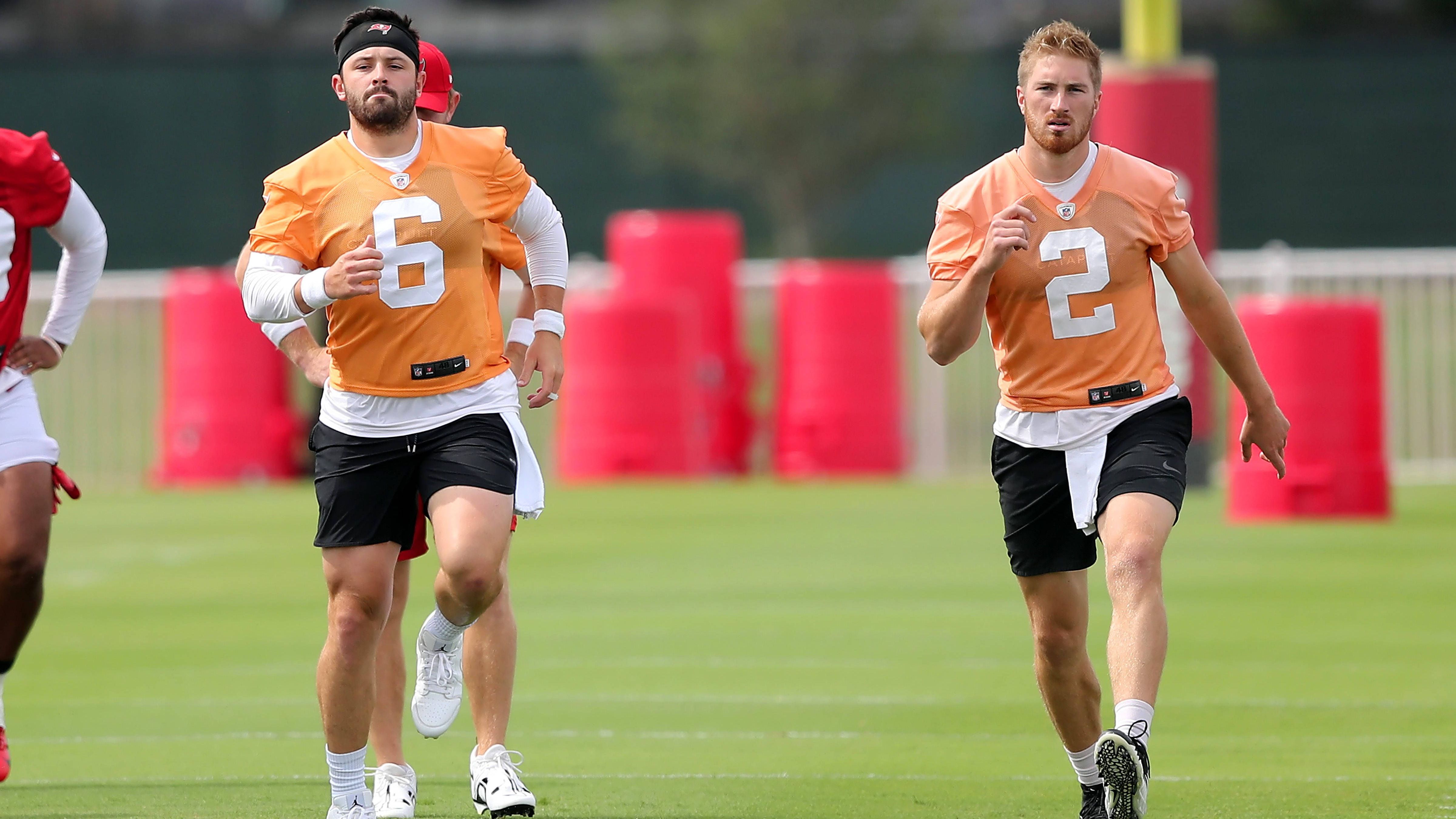 <strong>Tampa Bay Buccaneers: Schwächen</strong><br>
                Wie bereits kurz angerissen: Die Qualität der Quarterback-Position ruht aktuell in den Händen von Mayfield, der zuletzt nicht wirklich überzeugen konnte. Trask schnupperte bisher kaum NFL-Luft. Außerdem zeigen sich in der Offensive Line einige Lücken, die allerdings von talentierten Spielern besetzt werden.&nbsp;