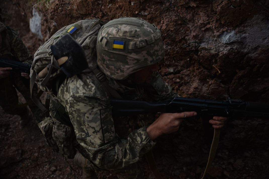 Immer mehr Verteidigungsexperten stellen die Waffenbeschränkungen für die Ukraine infrage.