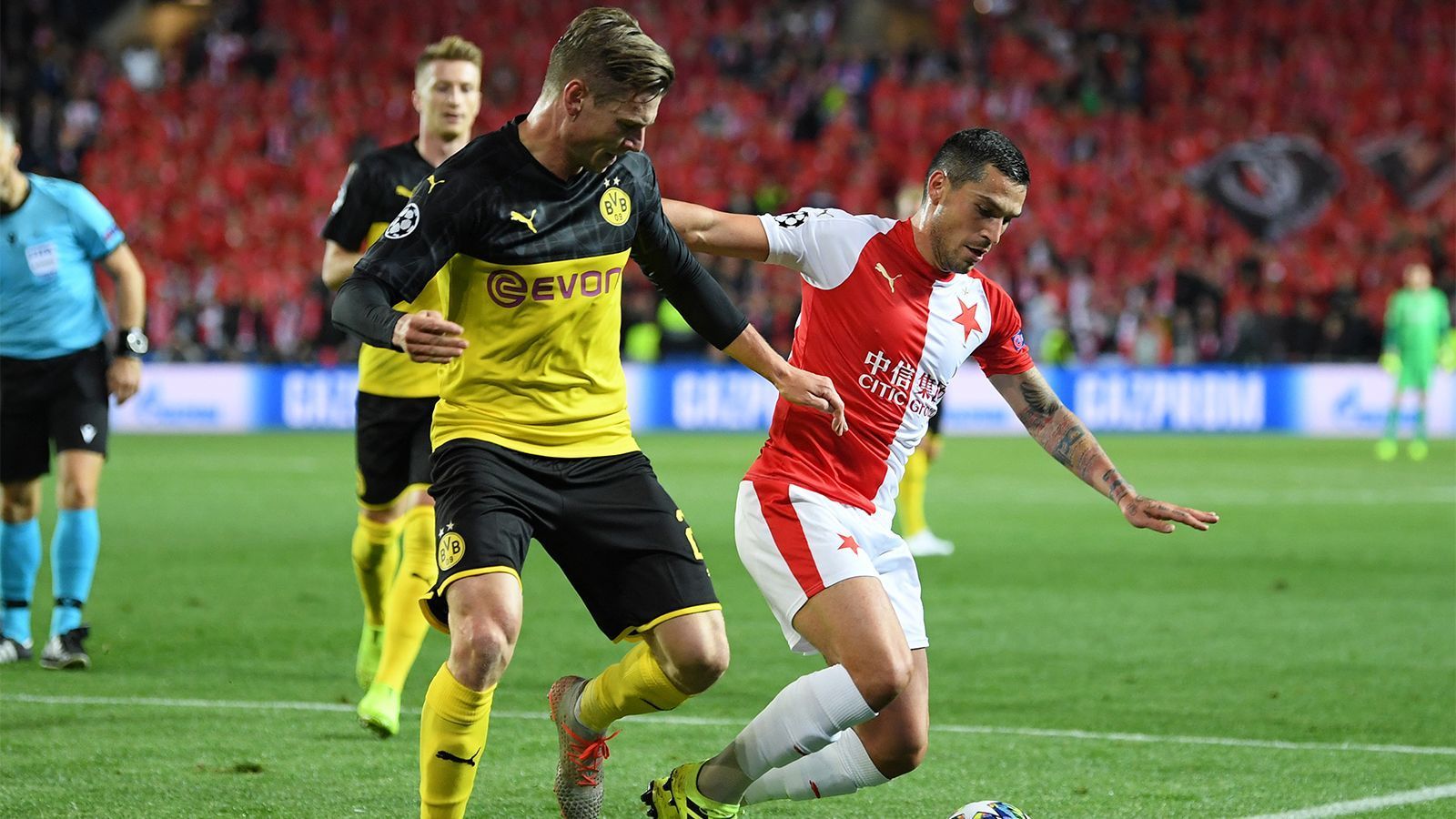 
                <strong>Lukasz Piszczek</strong><br>
                Der Routinier hat mit dem pfeilschnellen Olayinka allerhand zu tun und so einige Probleme. So ist Piszczek kaum einmal in der Nähe des Slavia-Strafraums anzutreffen. Wegen gefährlichen Spiels kassiert der Pole früh Gelb. Immerhin: Er erobert den Ball vor dem 1:0. ran-Note: 4
              