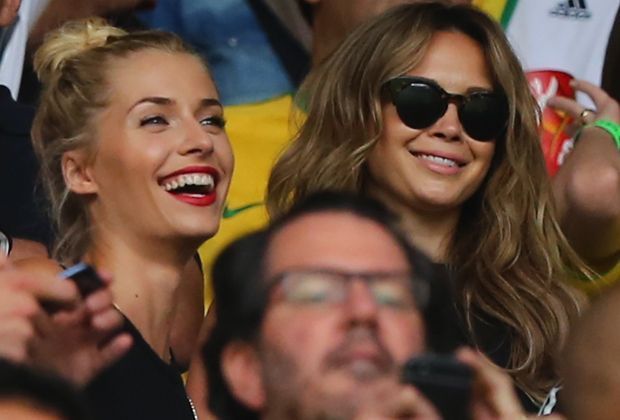 
                <strong>Lena Gercke und Mandy Capristo</strong><br>
                Strahlend feuert Model Lena Gercke neben Mesut Özils Freundin Mandy Capristo ihren Sami Khedira von der Tribüne aus an. 
              