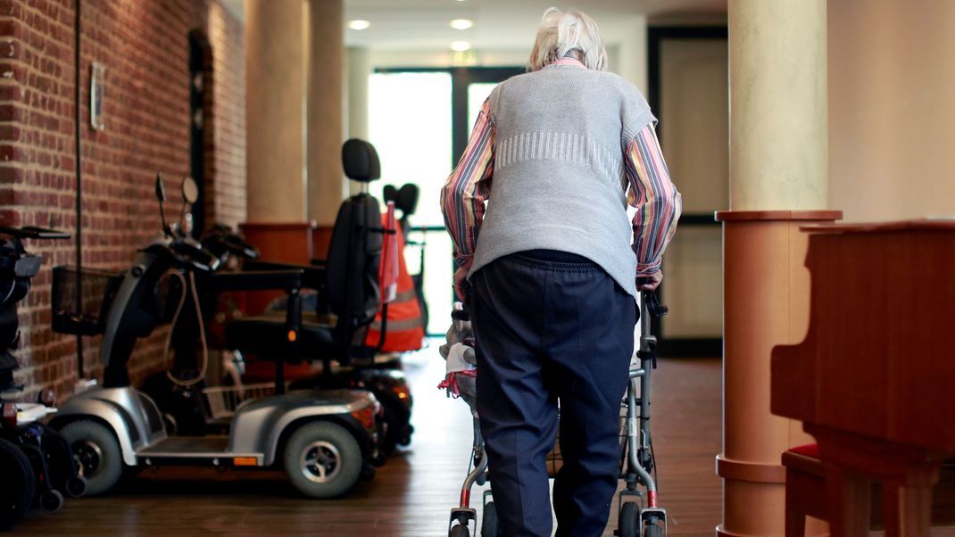 Die Zahl der Pflegekräfte in Altenheimen ist in den vergangenen 20 Jahren gestiegen.