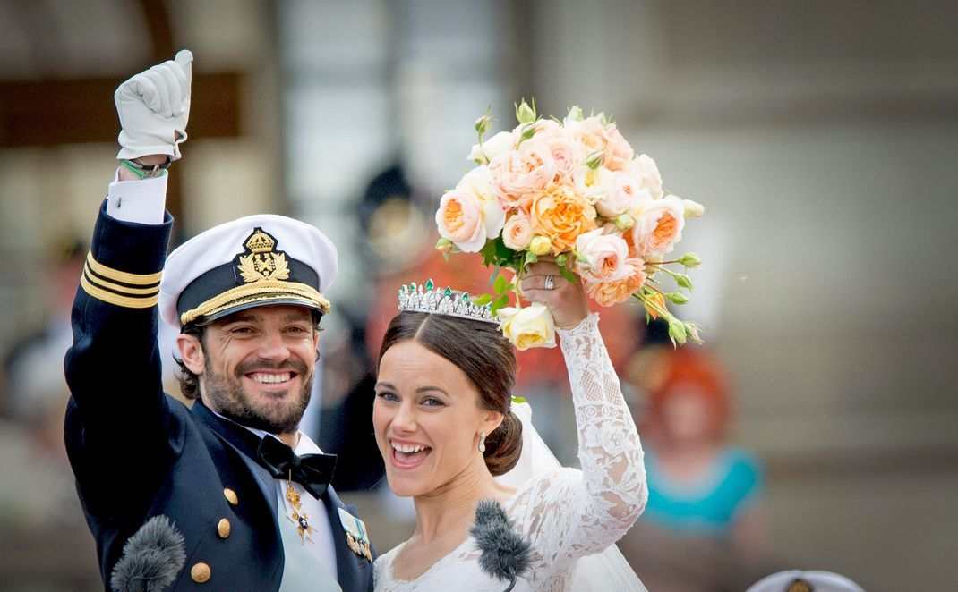 Prinz Carl Philip und seine Sofia jubeln an ihrem Hochzeitstag. Die beiden zeigen allen: Wir gehören zusammen!