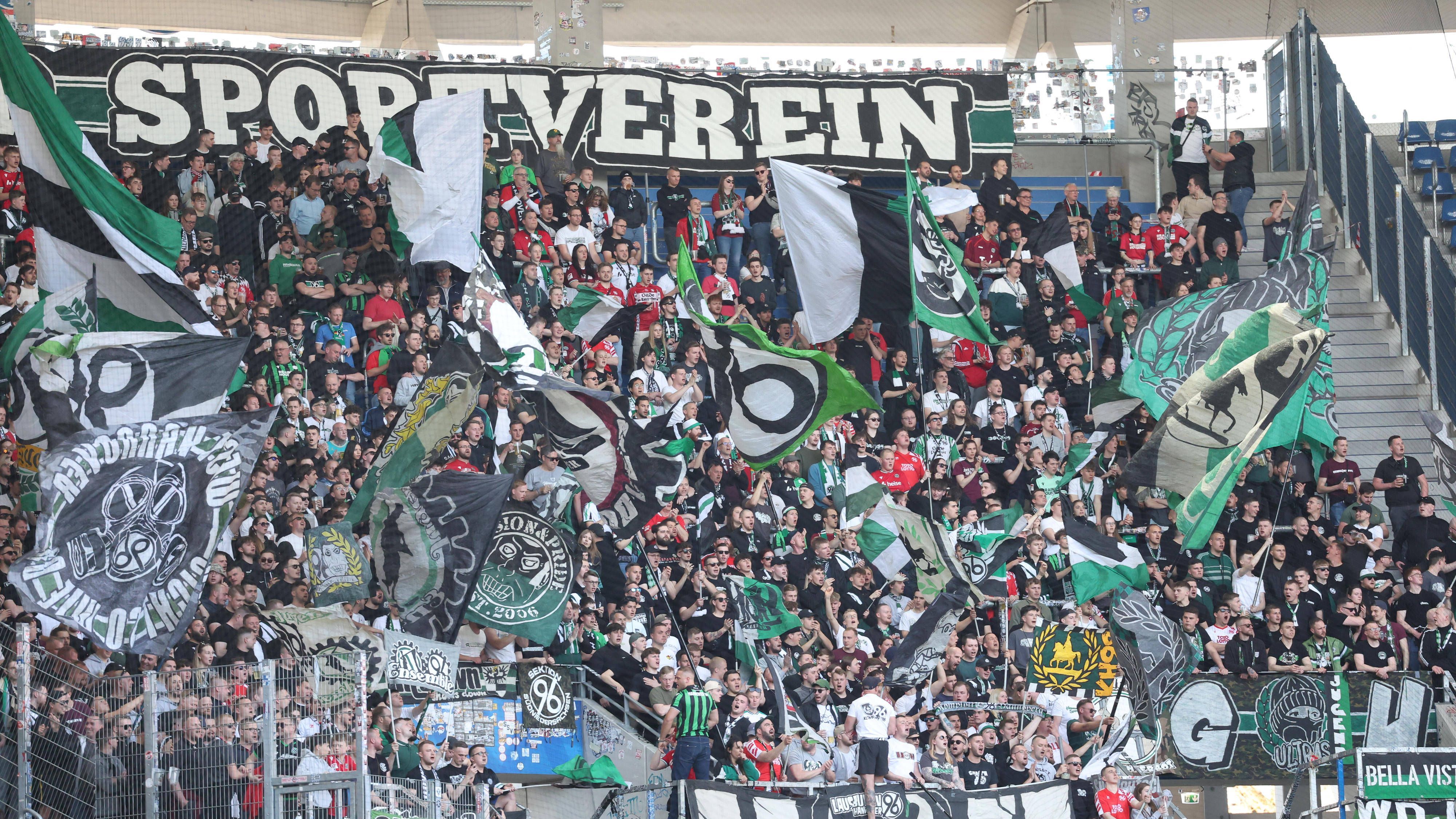 <strong>Hannover 96</strong><br>Hannover 96 tritt als <strong>Lower Saxony Sports Club 96</strong> auf, denn ein amerikanischer Konzern betreibt den Klub als Pilotprojekt für "traditionsreiche Fanbindung im Franchise-Fußball". Kurz gesagt: Red Bull in freundlich.