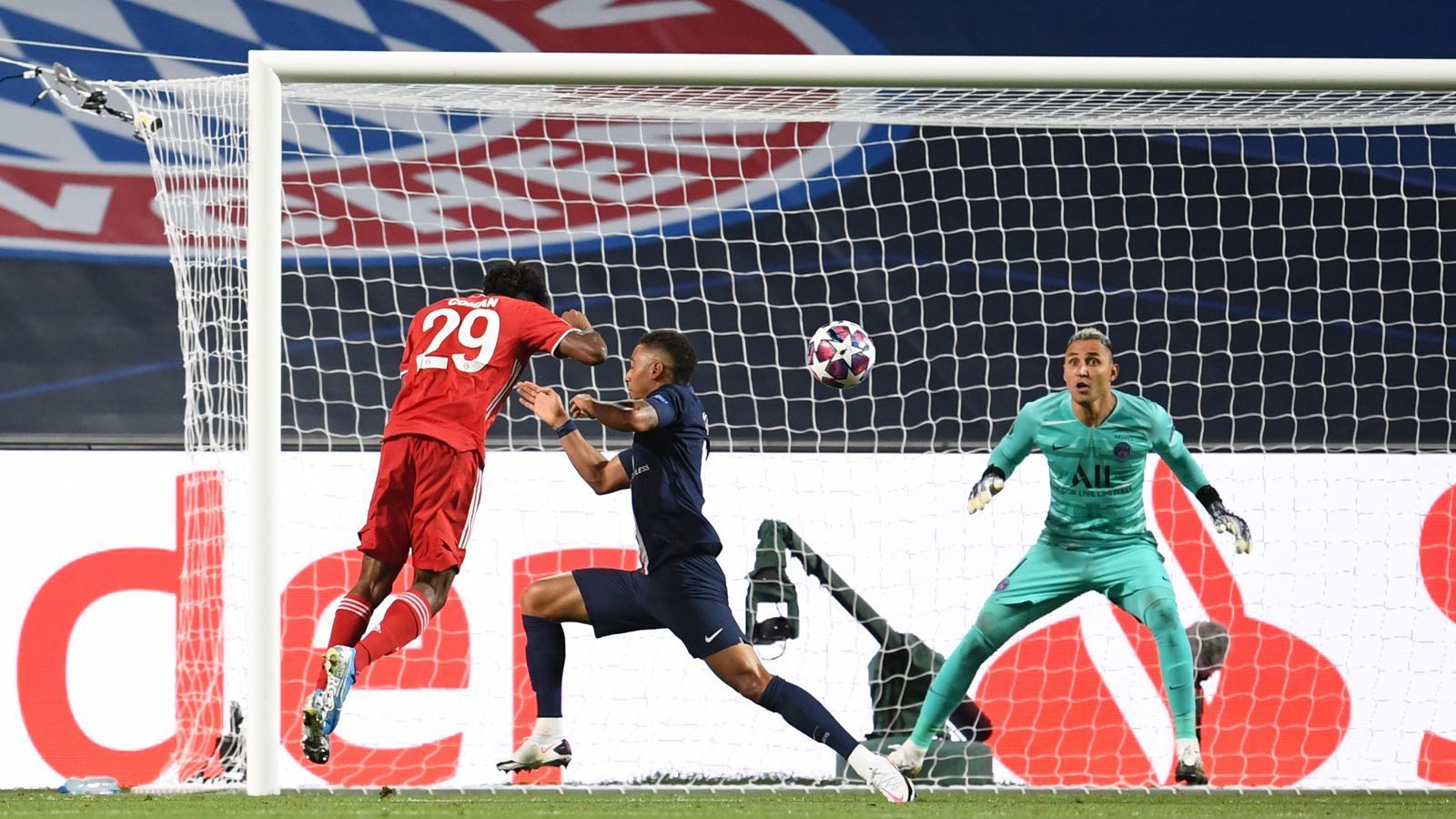 
                <strong>Paris St. Germain - FC Bayern München (Finale 2019/20)</strong><br>
                Das bislang größte Duell zwischen Bayern und PSG gab es am 23. August 2020 in Lissabon. Damals trafen sich der deutsche und französische Meister im Champions-League-Endspiel coronabedingt vor Geisterspiel-Kulisse. Ausgerechnet das frühere PSG-Talent Kingsley Coman (li.) entschied die Begegnung durch ein Kopfballtor in der 59. Minute zugunsten der Bayern und sicherte den Münchner durch den 1:0-Sieg den dritten Triumph in der Champions League.
              