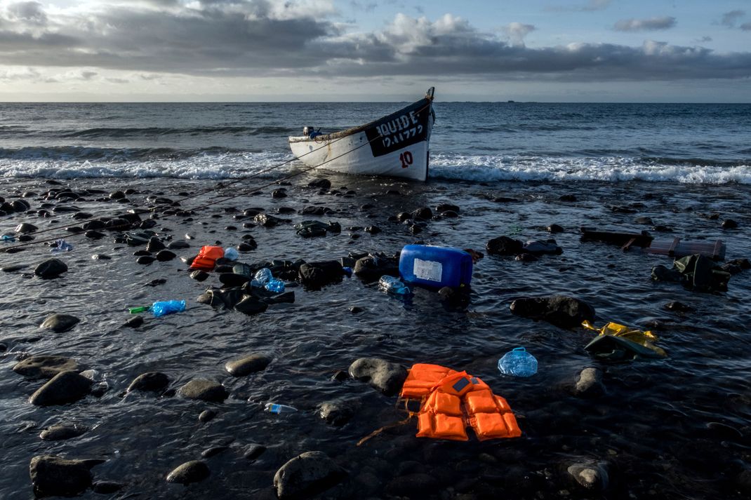 Ein Holzboot, mit dem Flüchtlinge aus Marokko über den Atlantischen Ozean gefahren sind, liegt an der Küste der Kanarischen Inseln.