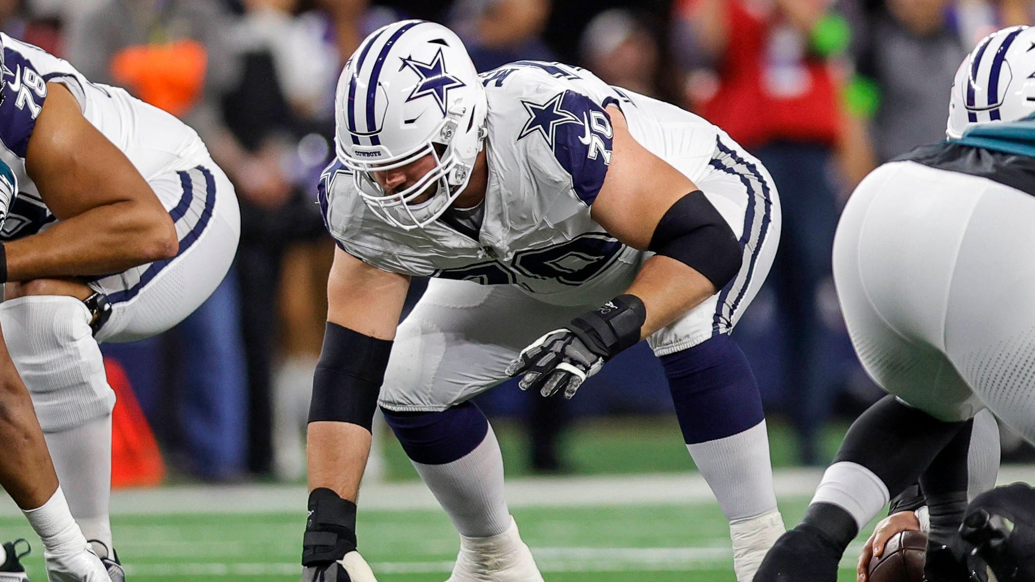 <strong>Dallas Cowboys: Zack Martin (Guard)</strong><br>Natürlich ist Zack Martin mit einem durchschnittlichen Jahresgehalt von 18,5 Millionen US-Dollar kein Schnäppchen. Und dennoch liegt er mit dieser Zahl hinter den Top-Verdienern auf der Guard-Position. Martin zählt seit einem Jahrzehnt zu den besten Spielern seines Faches. Seine Führungsqualitäten, Konstanz und individuelle Klasse sind fast unbezahlbar.&nbsp;