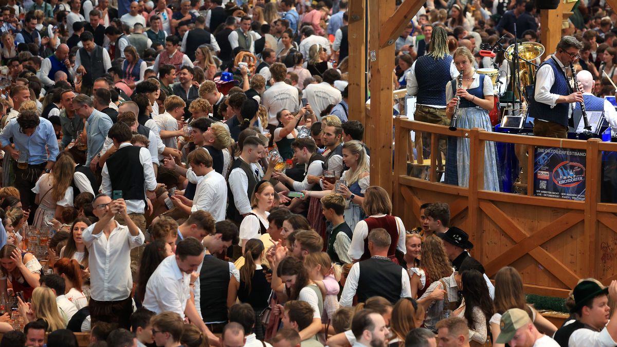 Oktoberfestbesucher feiern im Hacker-Pschorr Festzelt.