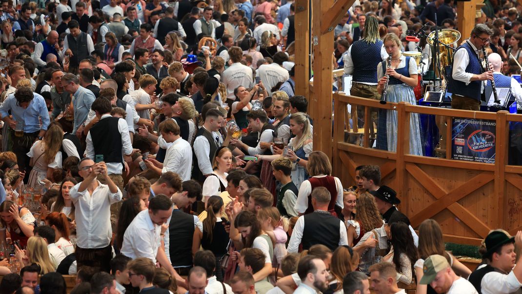 Oktoberfestbesucher feiern im Hacker-Pschorr Festzelt.