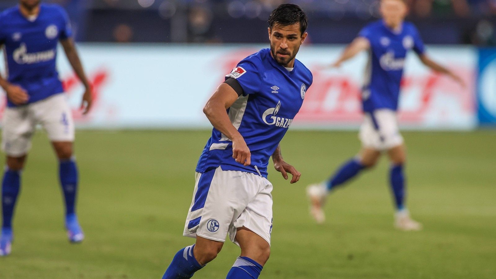 
                <strong>Danny Latza (FC Schalke 04)</strong><br>
                Der Rückkehrer aus Mainz führt die Schalker gleich als Kapitän in die Saison. Nach gut einer Viertelstunde, in der er S04 viel Stabilität gibt, verdreht sich Latza übel das Knie und muss gut 15 Minuten später endgültig angeschlagen vom Feld. ran-Note: 3 
              