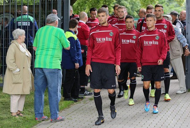 
                <strong>Hannover greift neu an</strong><br>
                Trainer Tayfun Korkut will sein Team in dieser Saison umkrempeln:"Es gibt sicherlich mehrere Wege, die zum Erfolg führen können", sagt der 40-Jährige. "Aber jeder Trainer hat seine Ideen. Ich habe meine, und ich mache es so, wie ich mir vorstelle, dass es geht."
              