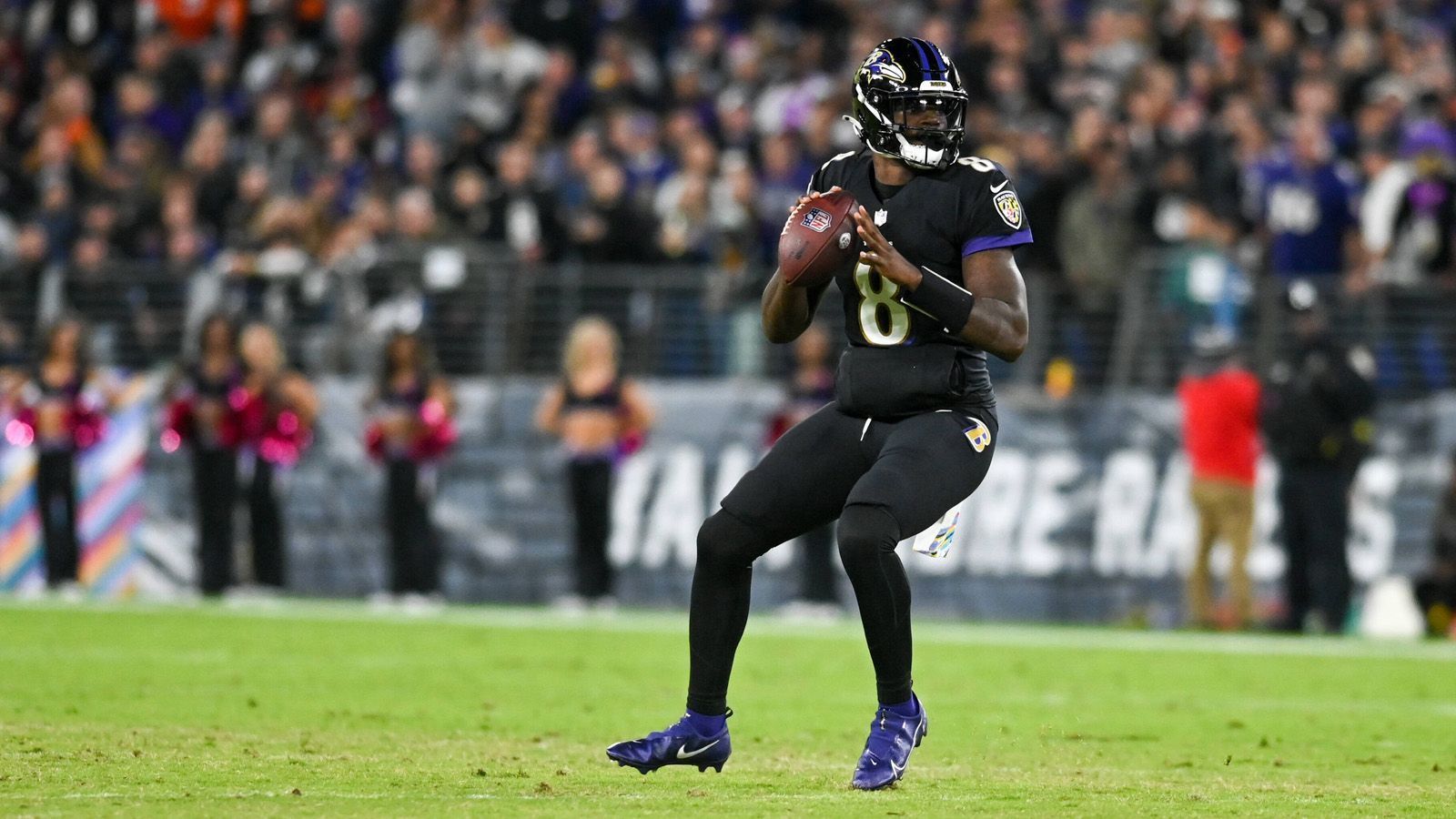 
                <strong>Lamar Jackson vs. NFC</strong><br>
                Die New York Giants sollten sich Sorgen machen. In Woche 6 kommt Lamar Jackson zu Besuch. Und im Koffer hat er eine lange Siegessträhne. In bisher zwölf Spielen als Starter gegen Teams aus der NFC hat der ehemalige MVP der Liga noch nie verloren.
              