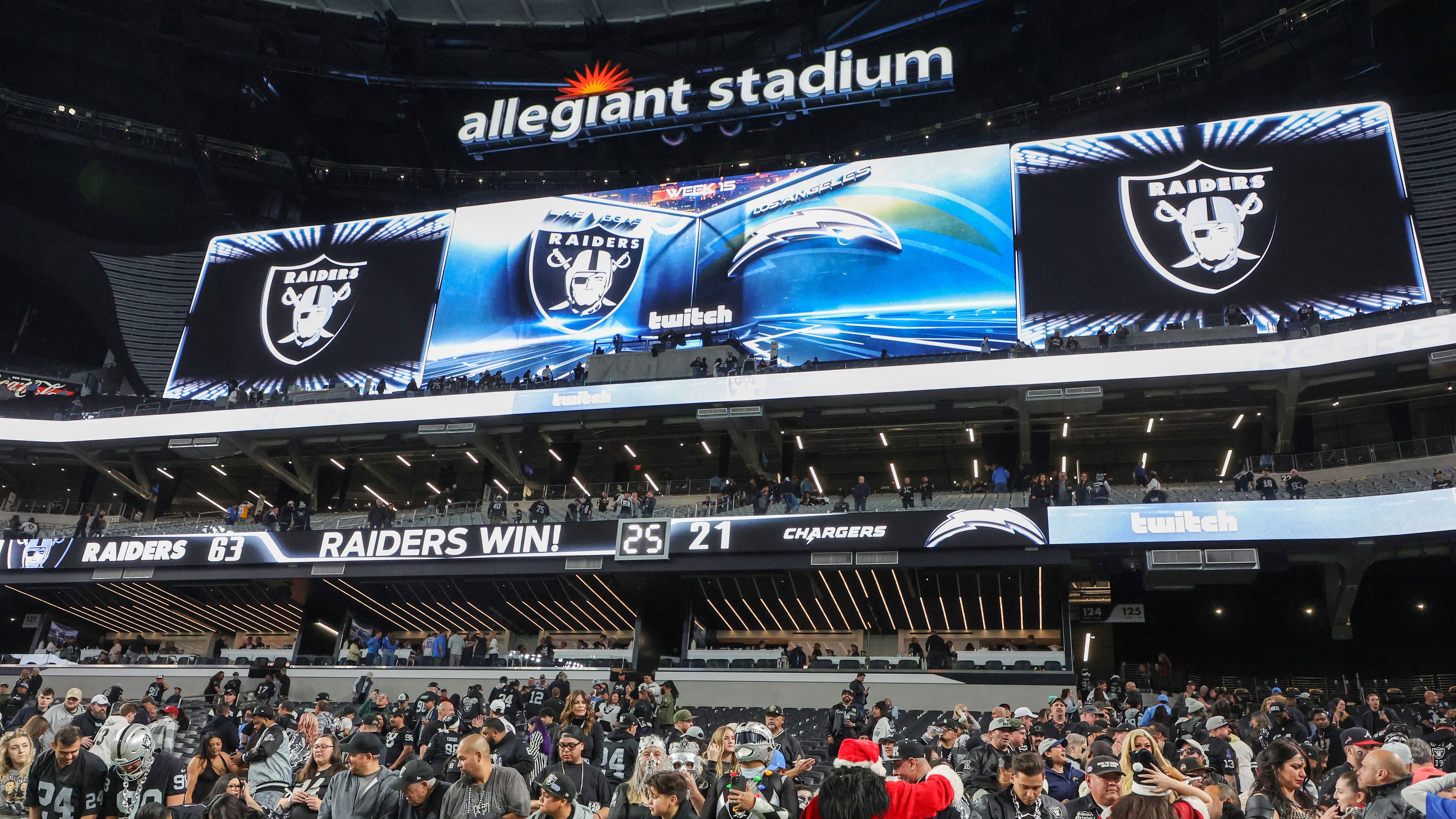 <strong>Las Vegas Raiders</strong><br>Seit der Saison 2020 spielen die Raiders nun in Sin City - mit mäßigem Erfolg. Mehr als die Niederlage in der Wild Card Round 2021 gegen die Cincinnati Bengals gelang nicht. Übrigens: Es war für die Raiders nicht der erste Umzug. Von 1960 bis 1981 spielte das Team in Oakland, ehe es für zwölf Jahre nach Los Angeles und im Anschluss wieder zurück nach Oakland ging. Las Vegas ist also bereits Station Nummer vier.