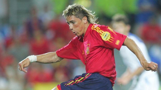 
                <strong>Fernando Torres (2002)</strong><br>
                Fernando Torres - Spanien/Atletico Madrid: Als erster U19-Akteur wurde der Spanier 2002 mit dem "Golden Player"-Award ausgezeichnet und ist der wohl bekannteste Spieler in dieser Runde. Er kam 2015 nach Stationen beim FC Liverpool, beim FC Chelsea und beim AC Mailand zu seinem Jugendverein Atletico Madrid zurück.
              