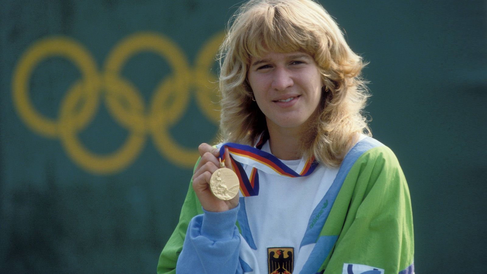 
                <strong>Steffi Graf gewinnt den Golden Slam</strong><br>
                Es ist wohl ein Rekord für die Ewigkeit - der Golden Slam. Mit dem Erfolg im Olympischen Finale von Seoul 1988 gegen Gabriela Sabatini gewinnt Steffi Graf neben den Grand Slams bei den Australian Open, French Open, Wimbledon und US Open auch die Olympische Goldmedaille.
              