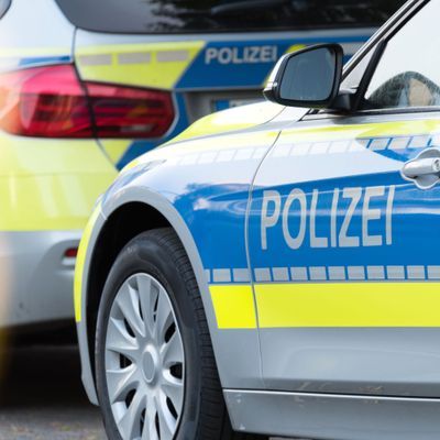 Ein Polizeiwagen auf der Straße