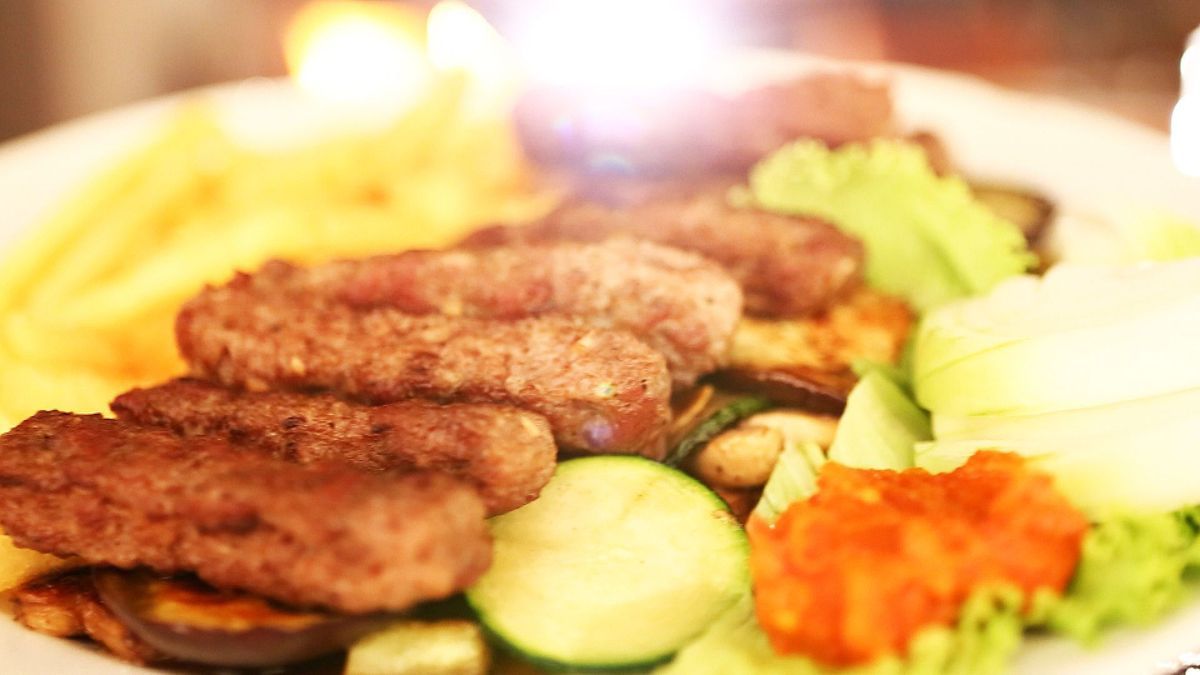 Cevapcici mit Pommes und Gemüse