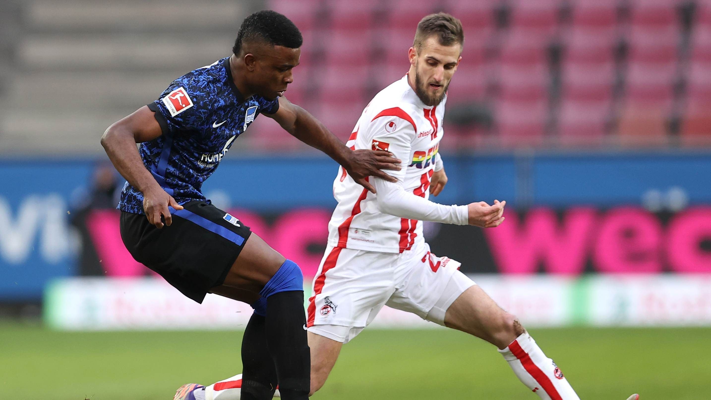 
                <strong>Hertha BSC offenbart erneut Angriffsschwäche</strong><br>
                Der mit Stars gespickte Sturm von Hertha BSC blieb beim torlosen Remis in Köln weiterhin blass. Gegen die Geißböcke gelang dem teuren Sturmtrio um Jhon Córdoba (15 Millionen Euro), Krzysztof Piatek (24 Millionen Euro) und Dodi Lukebakio (20 Millionen Euro) bereits im zweiten Spiel in Folge kein Treffer. Das Problem: Die Berliner spielten wahrlich nicht gegen Spitzenteams in der Liga, sondern scheiterten bei zwei Abstiegskandidaten in Folge daran, ein Tor zu erzielen. 
              