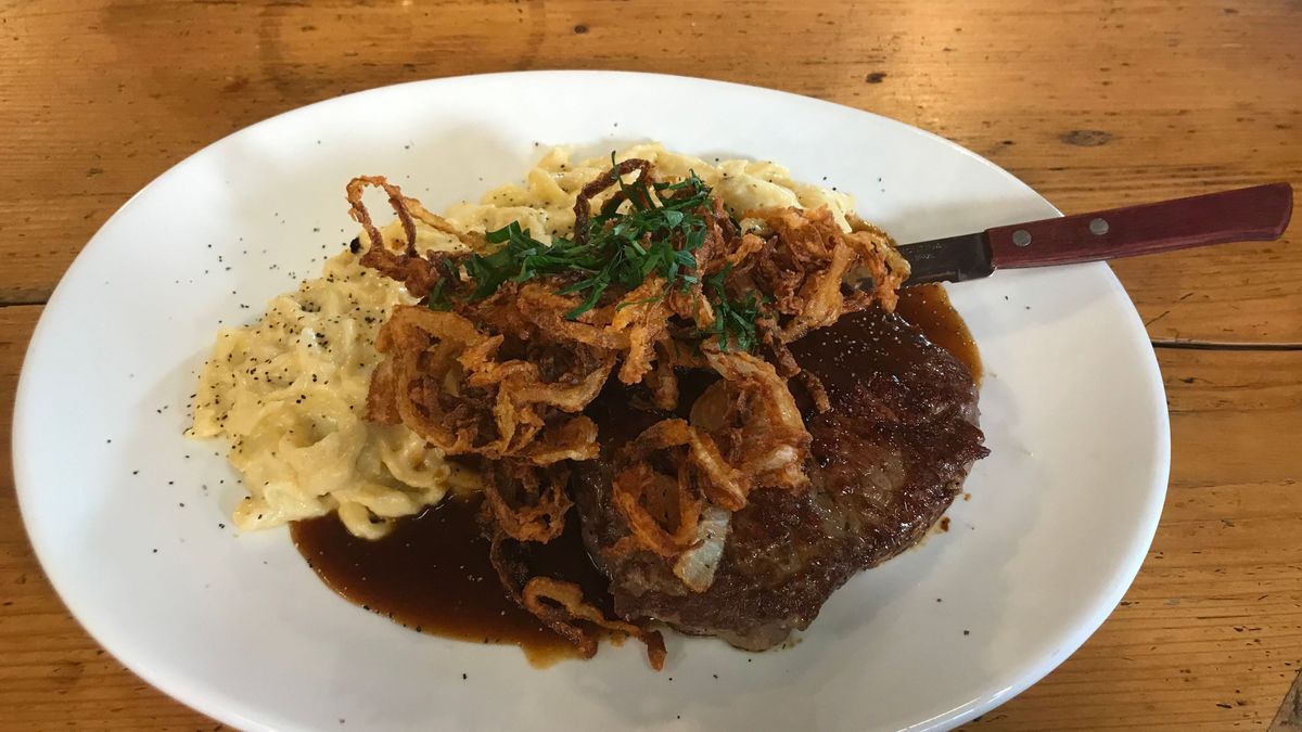 Zwiebelrostbraten mit handgeschabten Kässpätzle