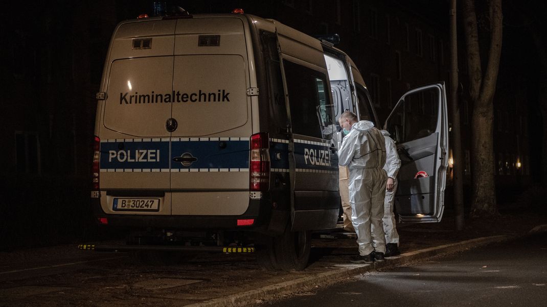 Die Kriminalpolizei übernahm die Ermittlungen, der Tatort werde derzeit untersucht.
