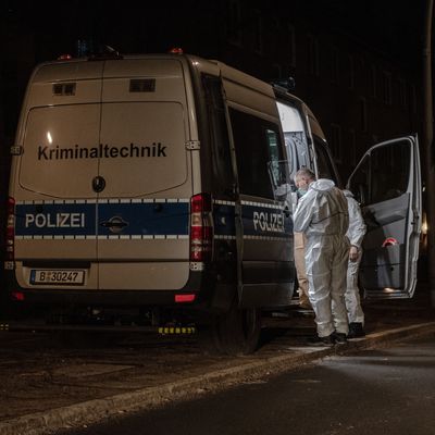 Die Kriminalpolizei übernahm die Ermittlungen, der Tatort werde derzeit untersucht.