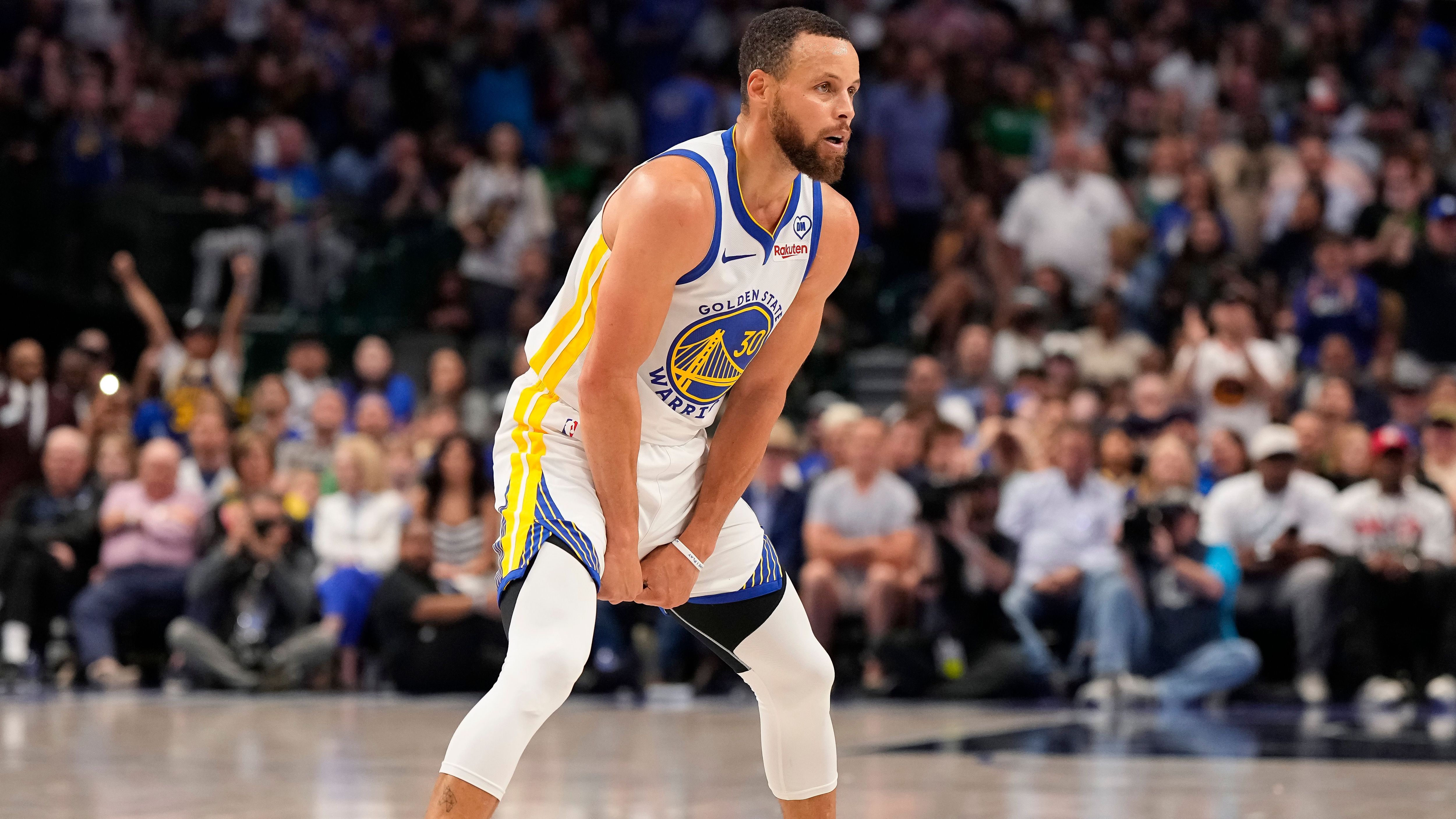 <strong>16. Golden State Warriors (zuvor Rang 18, 42-35) <br></strong> Die Warriors haben ihren Platz in den PlayIns quasi gesichert. Der Vorsprung auf die Rockets beträgt bei noch jeweils fünf ausstehenden Partien fünf Spiele. Nach sechs Siegen in Serie gab es zuletzt wieder eine Niederlage – bei den Mavs ohne Doncic. Gefühlt will keiner gegen die Warriors ran. Dennoch benötigt es dann ab den PlayIns eine klare Leistungssteigerung.