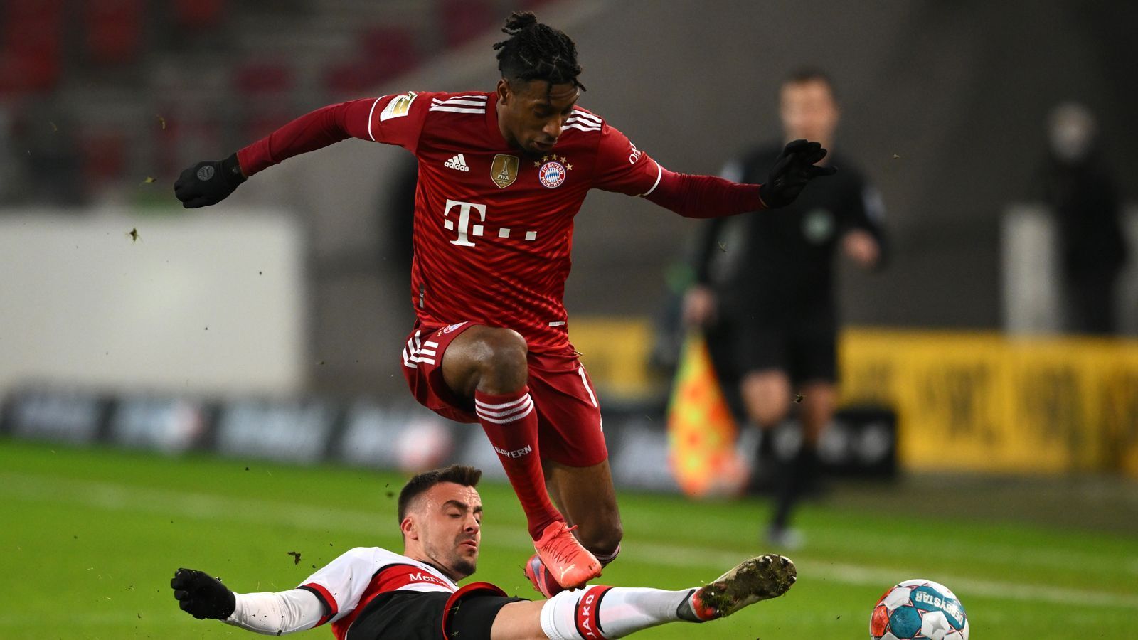 
                <strong>Kingsley Coman</strong><br>
                Zündet dem Turbo auf dem linken Flügel mit Davies nur selten. Ist deutlich unauffälliger als Gnabry auf der Gegenseite. Lässt vereinzelt sein Können aufblitzen, bleibt aber zu oft am Gegenspieler hängen. Muss in der 27. Minute mit einer Oberschenkelblessur vom Platz. ran-Note: 4
              