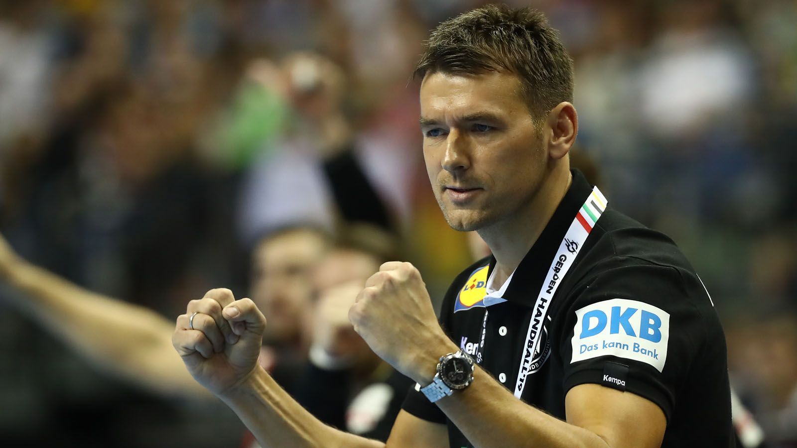 
                <strong>Christian Prokop</strong><br>
                Der Bundestrainer ist vielleicht der größte Gewinner dieser WM, denn er formte aus dem deutschen Team eine verschworene Einheit, die Lust auf weitere Turniere macht. Noch vor einem Jahr stand Prokop vor dem Aus, nachdem man als Titelverteidiger beim EM-Turnier in Kroatien als Gruppenvorletzter in der Hauptrunde ausgeschieden war. Danach kam es zu einem Zwist mit Teilen der Mannschaft. Die Wogen wurden jedoch geglättet und Prokop legte mit seinem Team den Grundstein für das starke WM-Turnier vor heimischer Kulisse.    
              