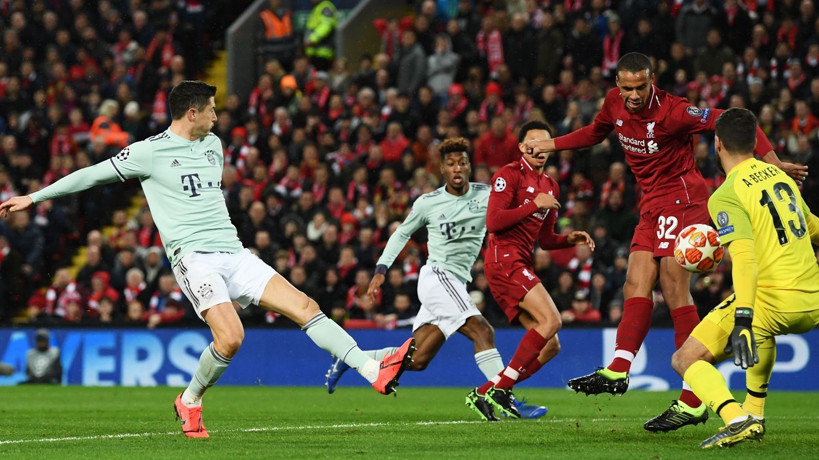 
                <strong>Liverpool gegen den FC Bayern: Die Bilder des Spiels</strong><br>
                Die Bayern verstecken sich nicht, im Gegenteil. Der Rekordmeister sucht auch immer mal wieder den Weg nach vorne, kommt auch zu Chancen. Die Defensive der Reds ist nicht immer sattelfest.
              