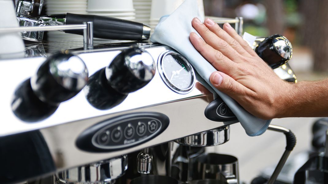 Auch eine Kaffeemaschine braucht Pflege: Mit unseren Tipps hält sie lange und dein Kaffee schmeckt genau so, wie er soll.