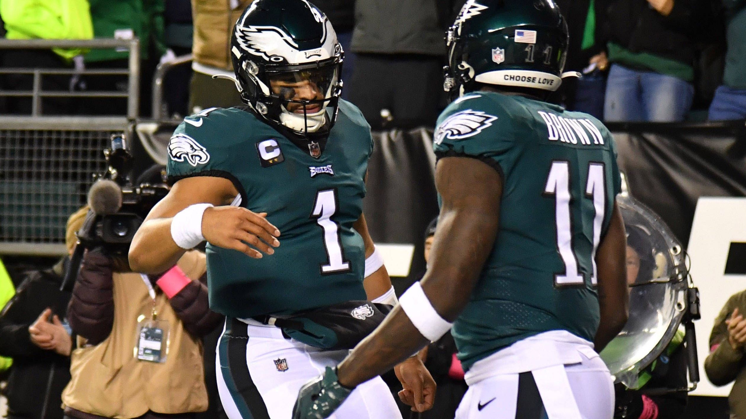 <strong>Philadelphia Eagles at New England Patriots - Tipp: Eagles</strong><br>Die Eagles und die Patriots bringen zwei der besten Defensiven der NFL auf das Feld. Während die Eagles mit Jalen Hurts auch ein offensives Bollwerk haben, kann man das gleiche nicht über die Patriots sagen. Unser Tipp: Mac Jones tut sich gegen die Eagles-Defense sehr schwer und Philadelphia wird seiner Favoritenrolle gerecht.