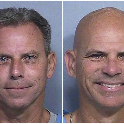 Erik Menendez (l) und sein Bruder Lyle Menendez