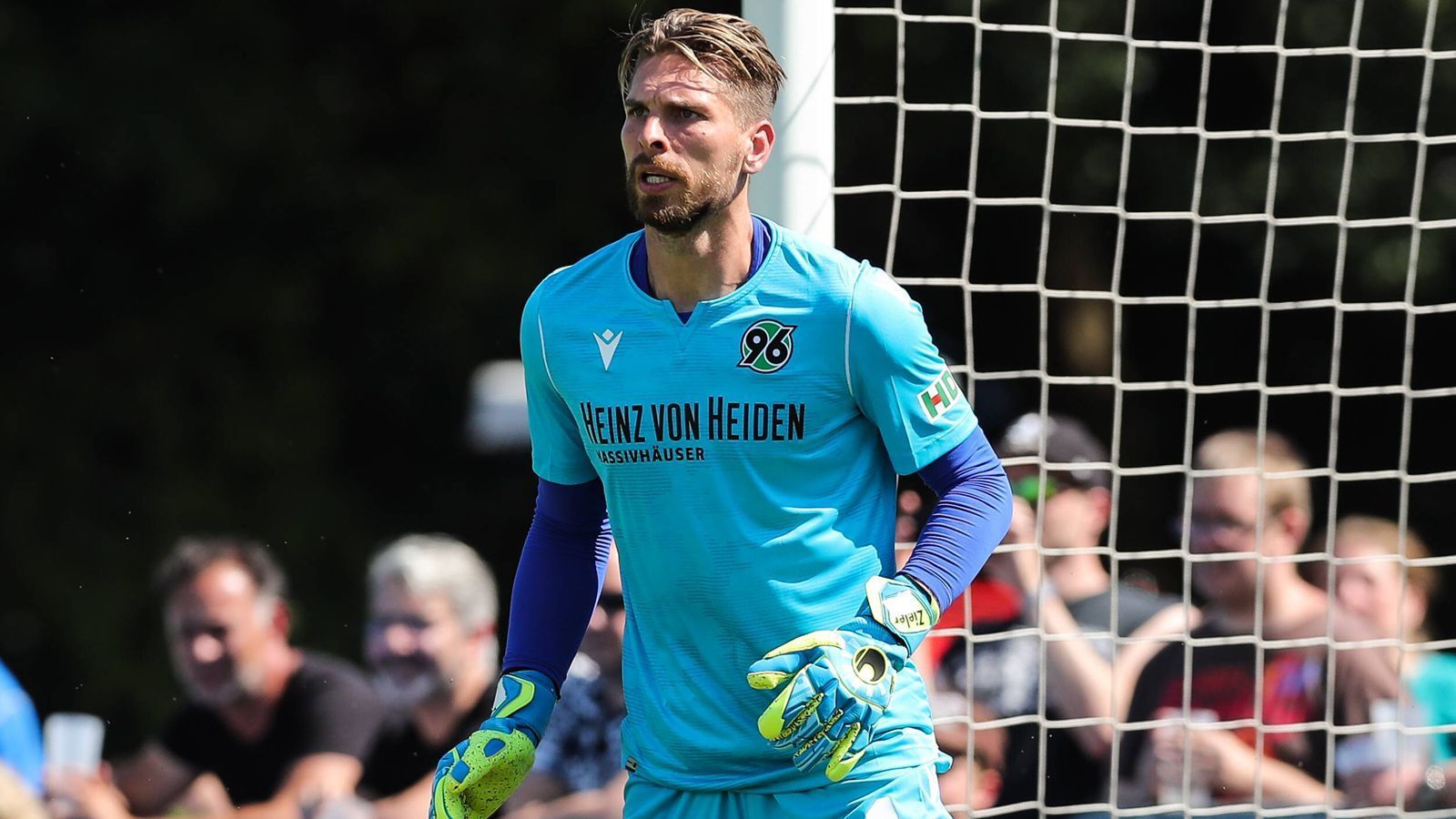 
                <strong>Tor - Ron-Robert Zieler (Hannover 96)</strong><br>
                Mit 30 Jahren betritt Ron-Robert Zieler sportliches Neuland, aber an alter Wirkungsstätte. Nach der Rückkehr des Weltmeisters von Stuttgart nach Hannover wird der Routinier mit den Niedersachsen nun erstmals in seiner Laufbahn in der 2. Bundesliga spielen. Das Ziel ist natürlich klar: Unter dem einstigen 96-Erfolgstrainer Mirko Slomka soll es sofort wieder zurück in die Bundesliga gehen. Nicht zuletzt Zieler soll mit seiner Routine dafür sorgen, dass dieses Vorhaben auch tatsächlich gelingt. Der Ex-Nationalspieler bringt unter anderem die Erfahrung von 253 Bundesliga-Einsätzen mit. Er unterschrieb einen Vertrag bis 2023.
              