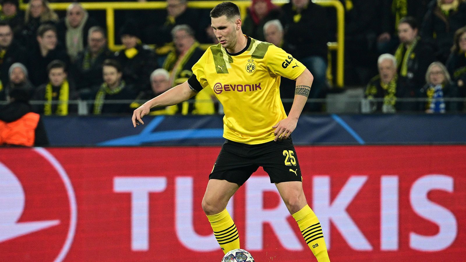 
                <strong>Niklas Süle (Borussia Dortmund)</strong><br>
                Wie Schlotterbeck, so ist auch Nebenmann Niklas Süle gegen die offensiv beginnenden Londoner früh auf Betriebstemperatur und das ist auch nötig. In der 14. Minute klärt er akrobatisch per Hacke gegen Havertz und hält auch anschließend die BVB-Defensive im Verbund mit seinen Kollegen dicht. Nur kurz vor dem Ende verliert er im Laufduell gegen Havertz etwas den Überblick, holt den Nationalmannschaftskollegen aber rechtzeitig wieder ein. ran-Note: 2.
              