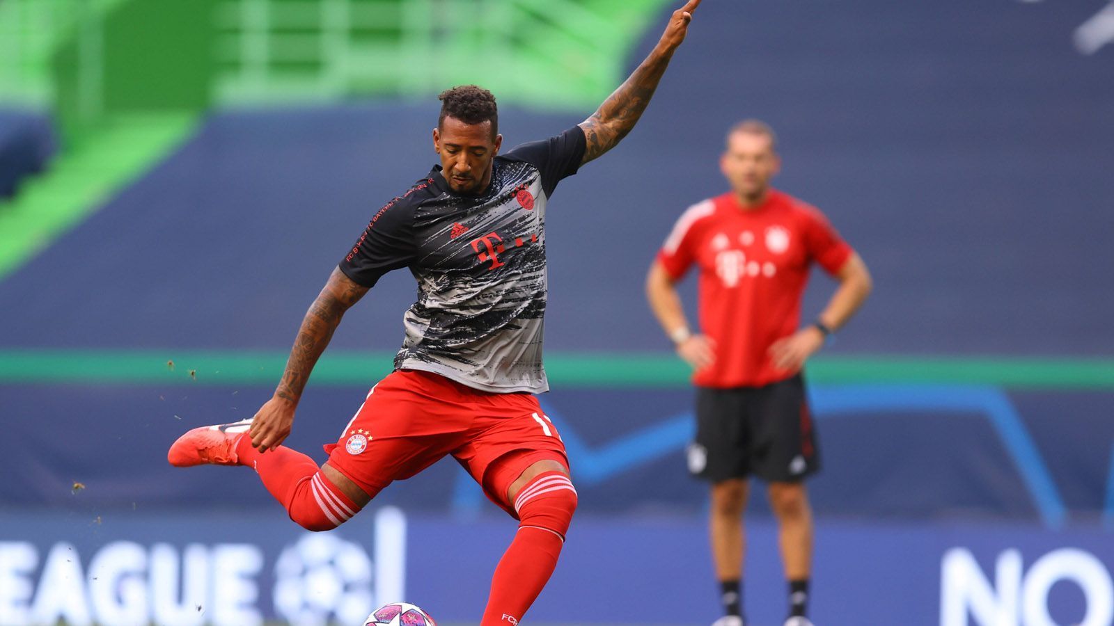 
                <strong>Innenverteidiger: Jerome Boateng</strong><br>
                Über Jerome Boatengs Rückkehr zur Weltklasse wurde in den vergangenen Wochen viel geschrieben. Auch beim Finalturnier in Lissabon zeigte der 31-Jährige bislang starke Leistungen und rechtfertigte Flicks Vertrauen zu 100 Prozent. Neben seiner Schnelligkeit sind vor allem seine Diagonalbälle über das halbe Spielfeld eine echte Waffe. 
              