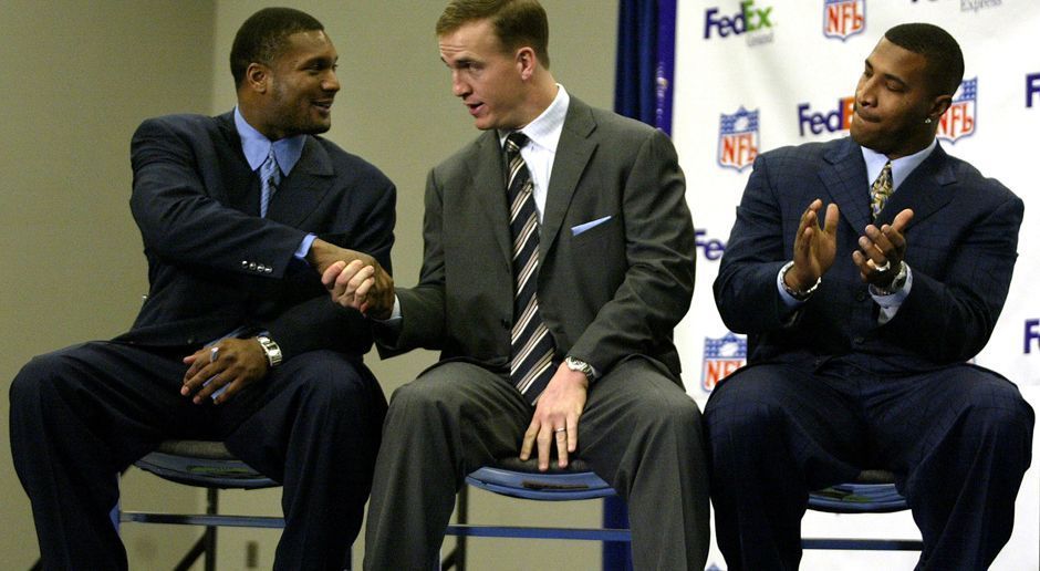 
                <strong>2003: Steve McNair und Peyton Manning</strong><br>
                2003: Steve McNair (li., Tennessee Titans) und Peyton Manning (Mi., Indianapolis Colts)
              