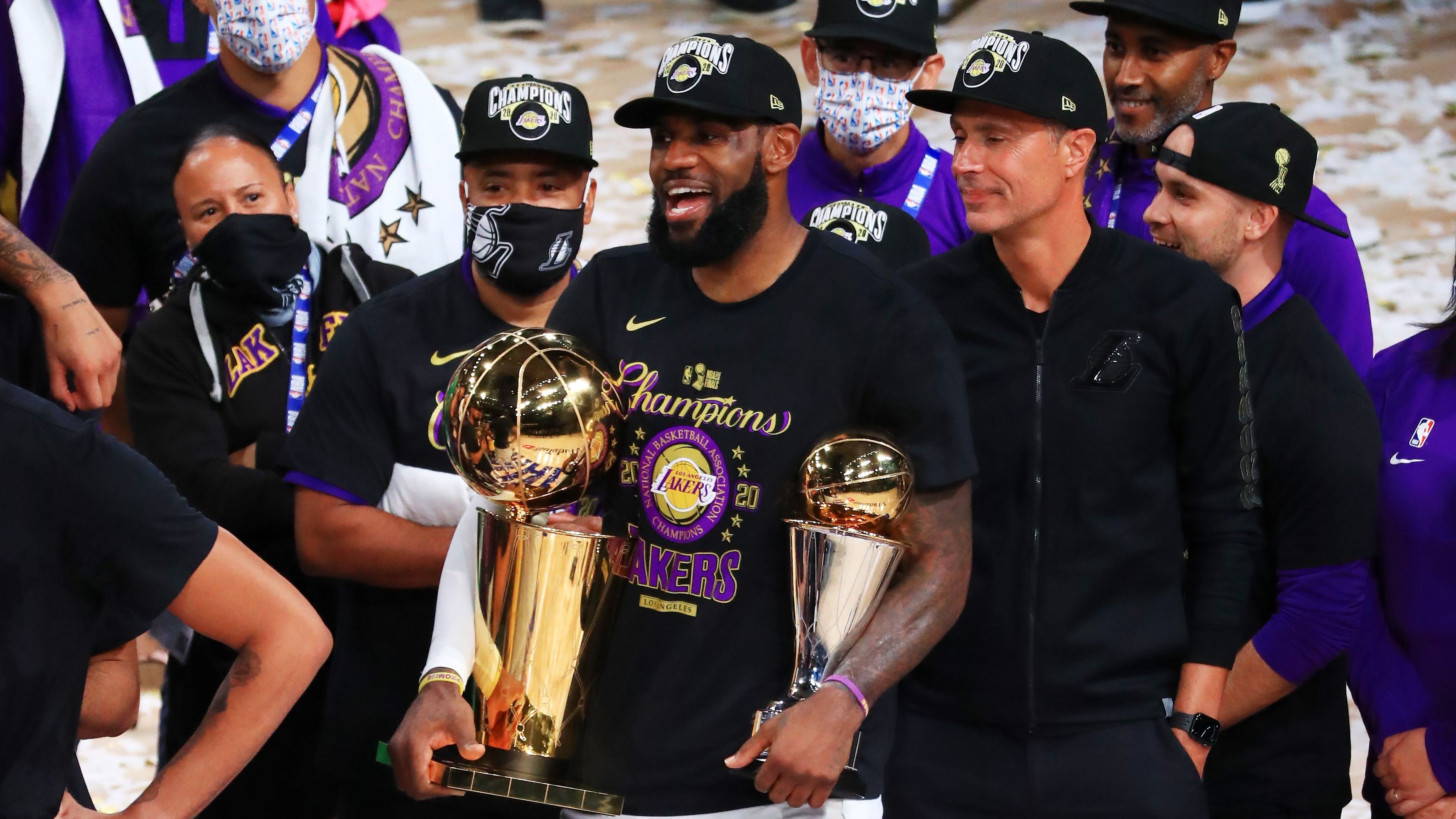 <strong>LeBron James (Los Angeles Lakers) - Finals MVP 2020</strong><br>Serie: Los Angeles Lakers vs. Miami Heat (4-2)<br>Finals-Stats: 29,8 Punkte, 11,8 Rebounds, 8,5 Assists und 1,2 Steals in 39,3 Minuten<br>Playoff-Stats: 27,6 Punkte, 10,8 Rebounds, 8,8 Assists und 1,2 Steals 36,3 Minuten