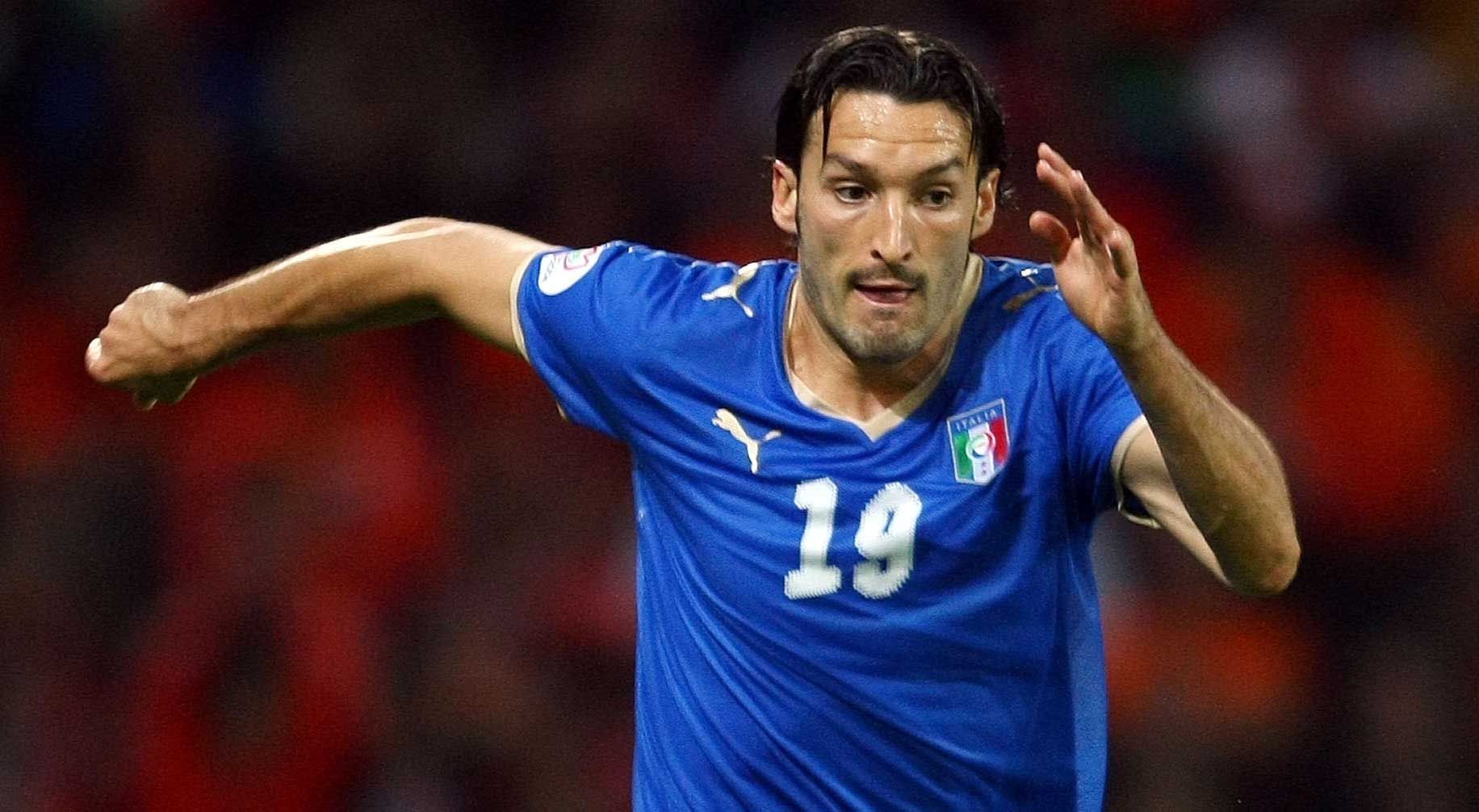 
                <strong>Gianluca Zambrotta (Italien)</strong><br>
                Gianluca Zambrotta stellt auf! Aus einer Vorauswahl der UEFA wählt der Ex-Nationalspieler die besten EM-Spieler aller Zeiten und setzt dabei auf drei italienische Weggefährten. 
              