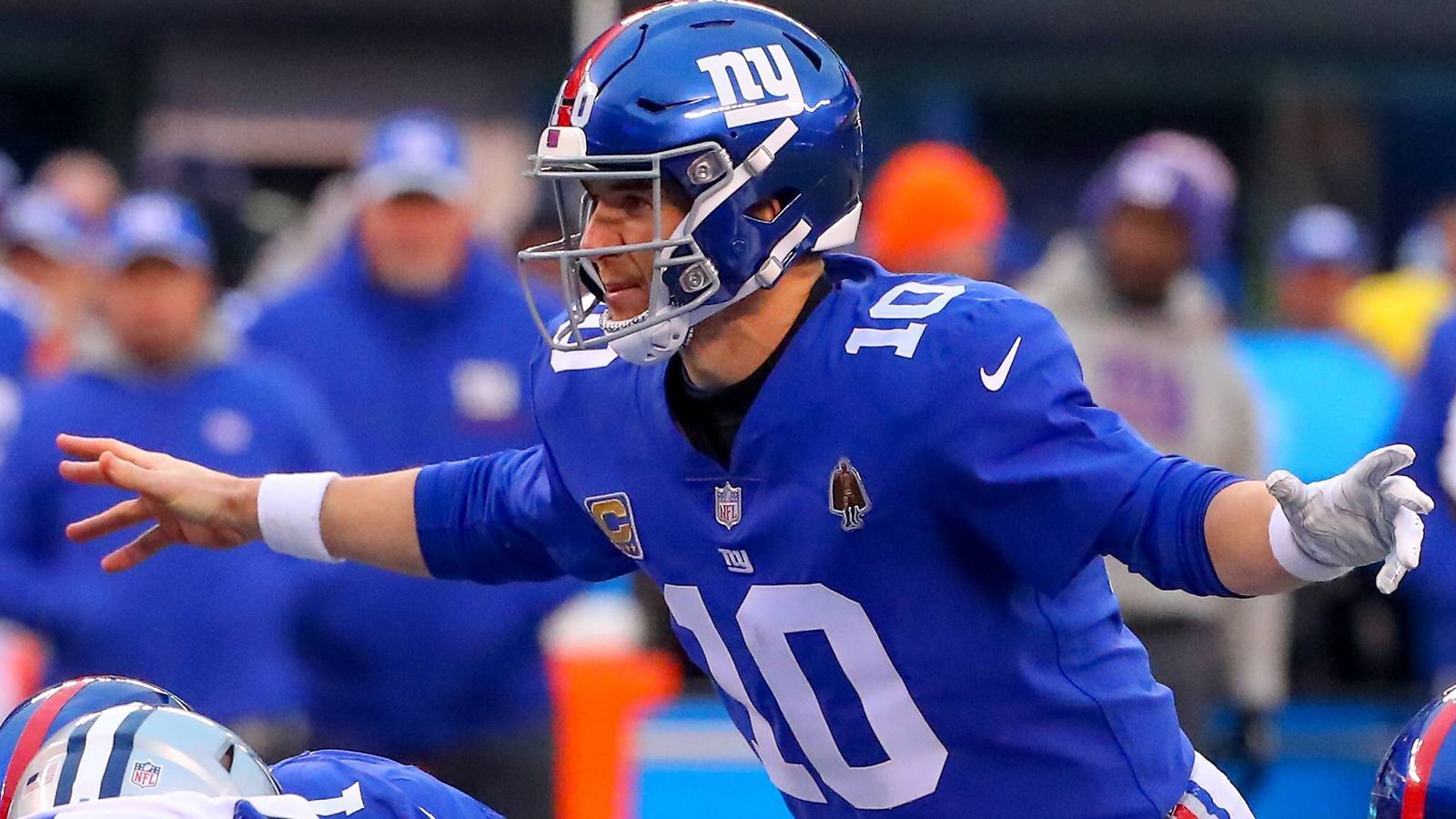 
                <strong>Platz 8: Eli Manning (New York Giants/QBR: 51,6)</strong><br>
                Die erste Saisonhälfte (1-7) war grauenvoll, für das Team, aber auch für Manning selbst, der bei einer schwachen Offensive Line in den ersten acht Spielen 31 Sacks einstecken musste. Er warf für magere 21 Touchdowns und elf Interceptions. Es ist noch offen, ob die Giants 2019 mit ihrer Franchise-Legende weitermachen. Falls ja, muss sich Manning auf seine alten Tage noch einmal strecken und auf der ohne Frage besseren zweiten Saisonhälfte aufbauen. Als die Giants mehr auf das Laufspiel setzten und den Druck von ihm nahmen, warf er zum Beispiel 13 der 21 Touchdowns und kam auf ein Passer Rating von 87,8 (vorher 53,1).
              