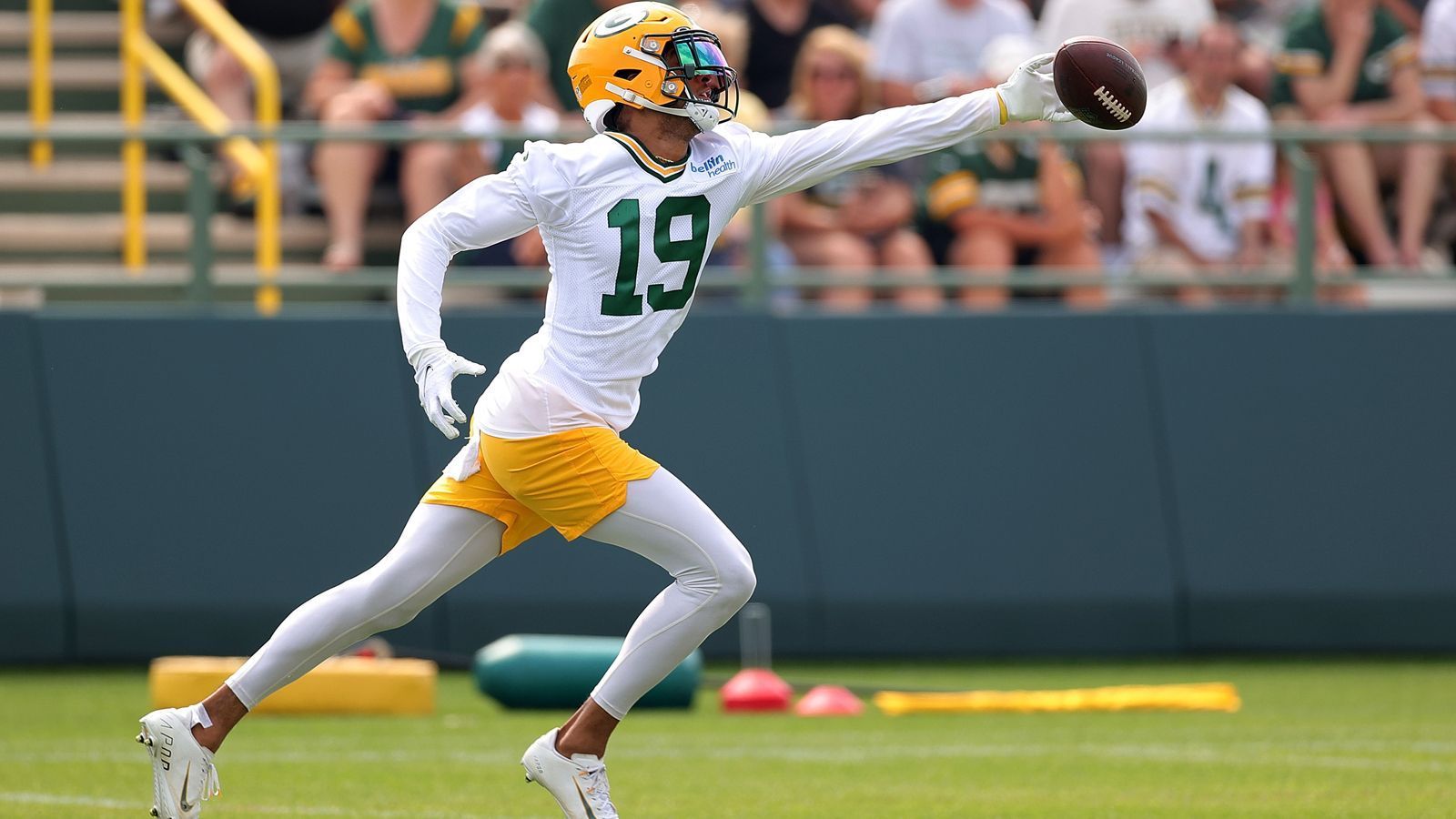 
                <strong>Equanimeous St. Brown (Wide Receiver, Green Bay Packers)</strong><br>
                Randall Cobb ist neu, Amari Rodgers kam als Drittenrunden-Pick im Draft hinzu. Dazu Allan Lazard und Marquez Valdes-Scantling - oder kurz gesagt: Die Receiver-Konkurrenz für den Deutschen Equanimeous St. Brown bei den Green Bay Packers hinter dem gesetzten Davante Adams ist gewaltig. Und EQ wartet seit seiner Ankunft bei den Packers 2018 noch immer auf den großen Durchbruch - selbst im Special Team. Gemeinsam mit Malik Taylor wird St. Brown wohl um den sechsten und voraussichtlich letzten Kaderplatz im Depth Chart auf seiner Position kämpfen. Durch die Verletzung von Devin Funchess, der auf der IR List steht, sind St. Browns Chancen auf einen Roster-Spot zuletzt aber gestiegen.
              
