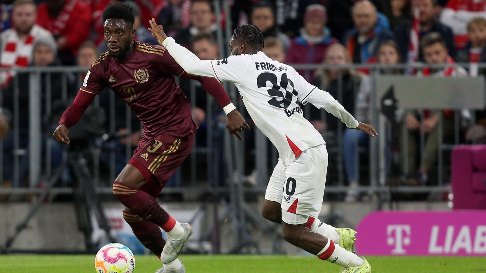 
                <strong>Alphonso Davies</strong><br>
                Der Kanadier ist viel in Bewegung und stößt immer wieder über die linke Seite nach vorne, leistet sich dabei aber auch einige unnötige Abspielfehler. ran-Note: 3
              